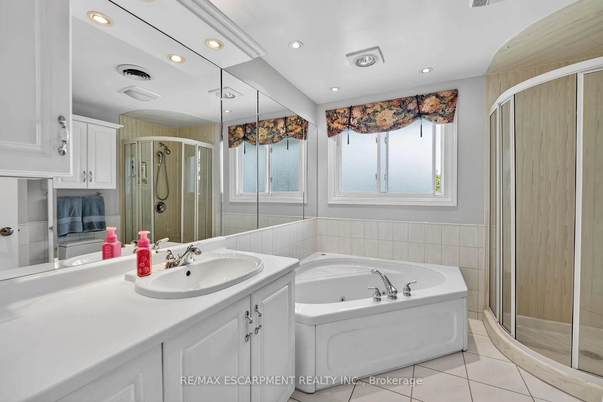 Photo 26 of 99 Elmhurst Drive, Hamilton, Sherwood — HOMEH