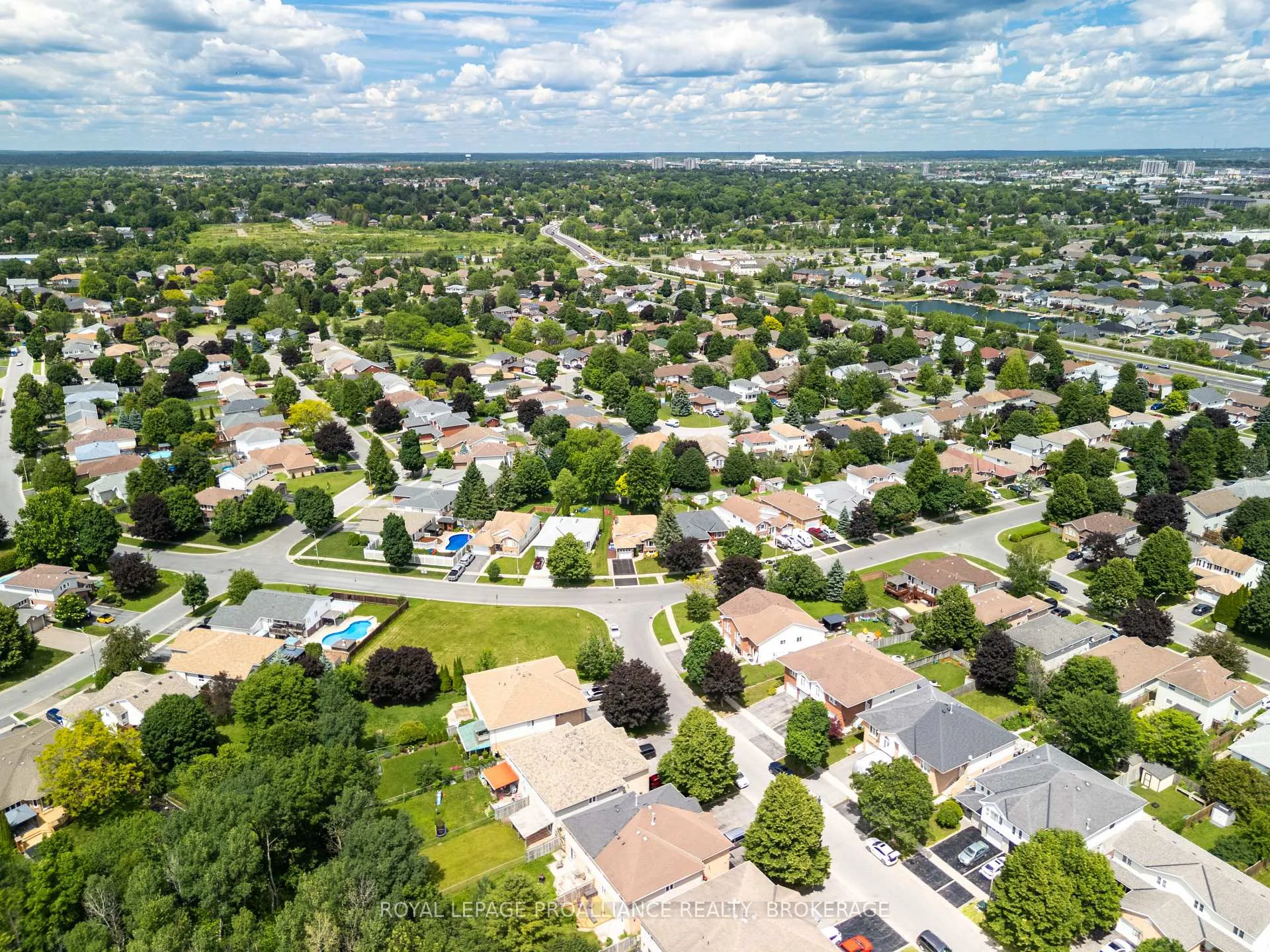 Photo 10 of 653 Barnsley Crescent, Kingston, City SouthWest — HOMEH