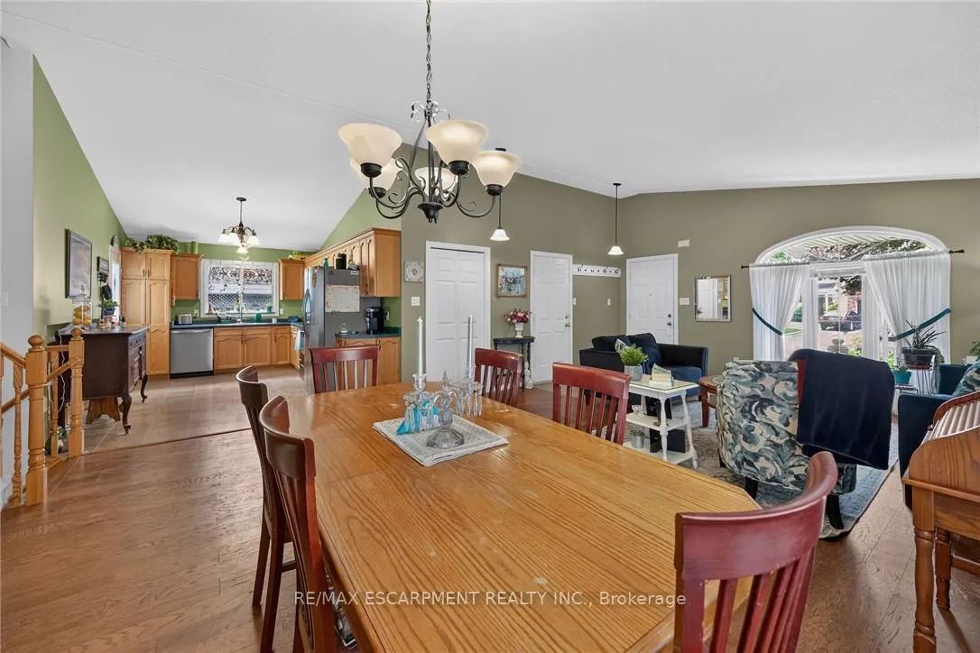 Photo 11 of 64 Caledonia Avenue, Haldimand — HOMEH