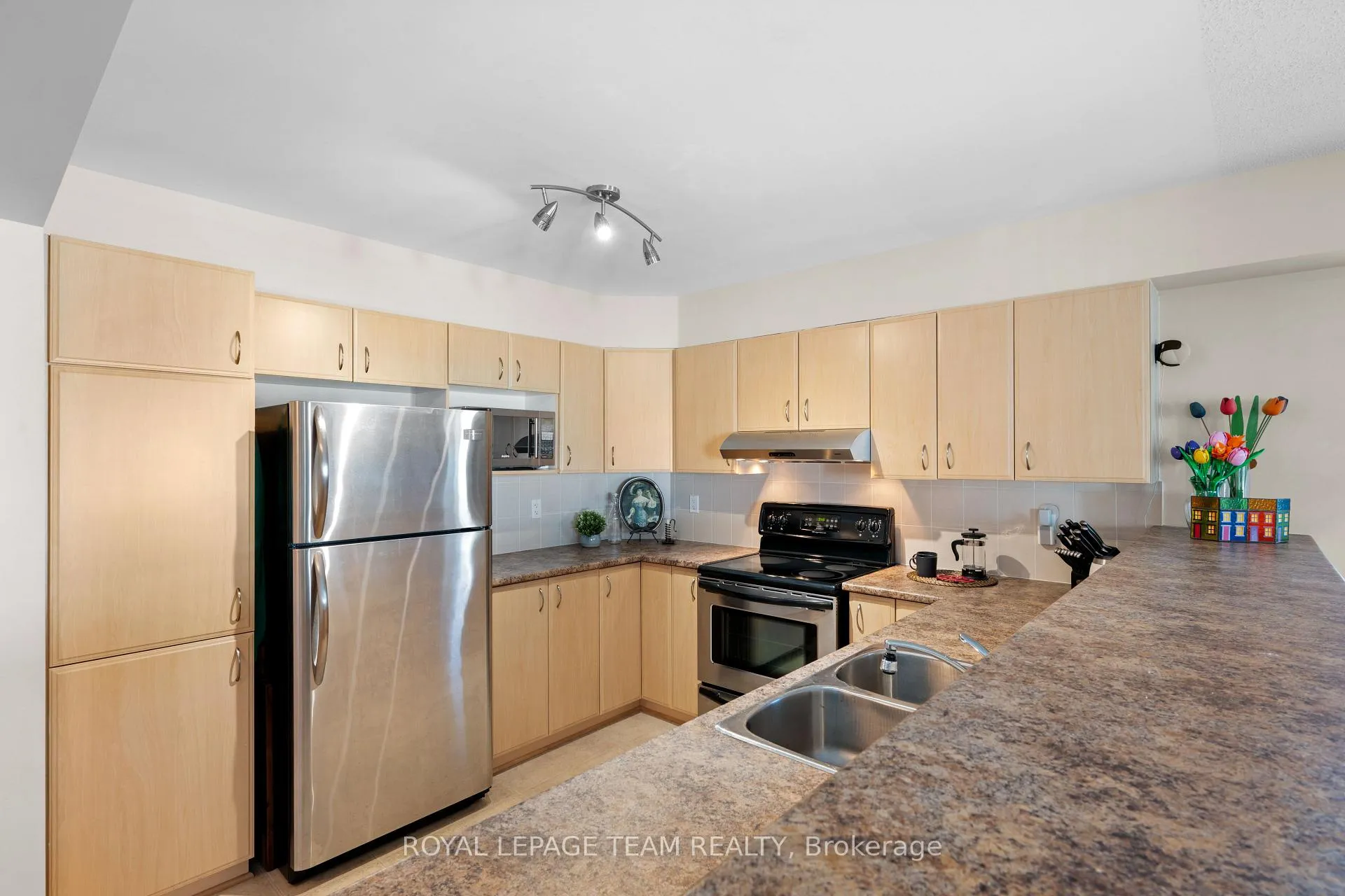 Photo 7 of 174 Fordham Private, Ottawa, Central Park — HOMEH