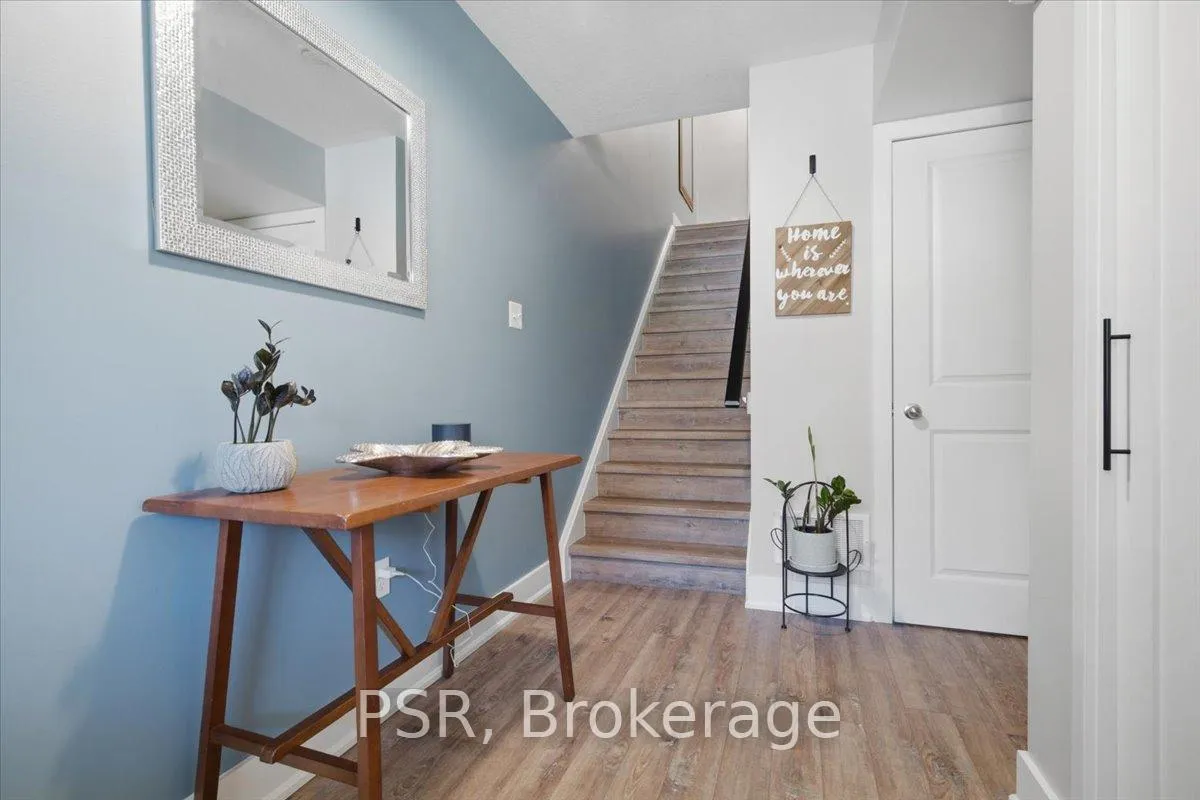 Photo 6 of 12 Hiscott Drive, Hamilton, Waterdown — HOMEH