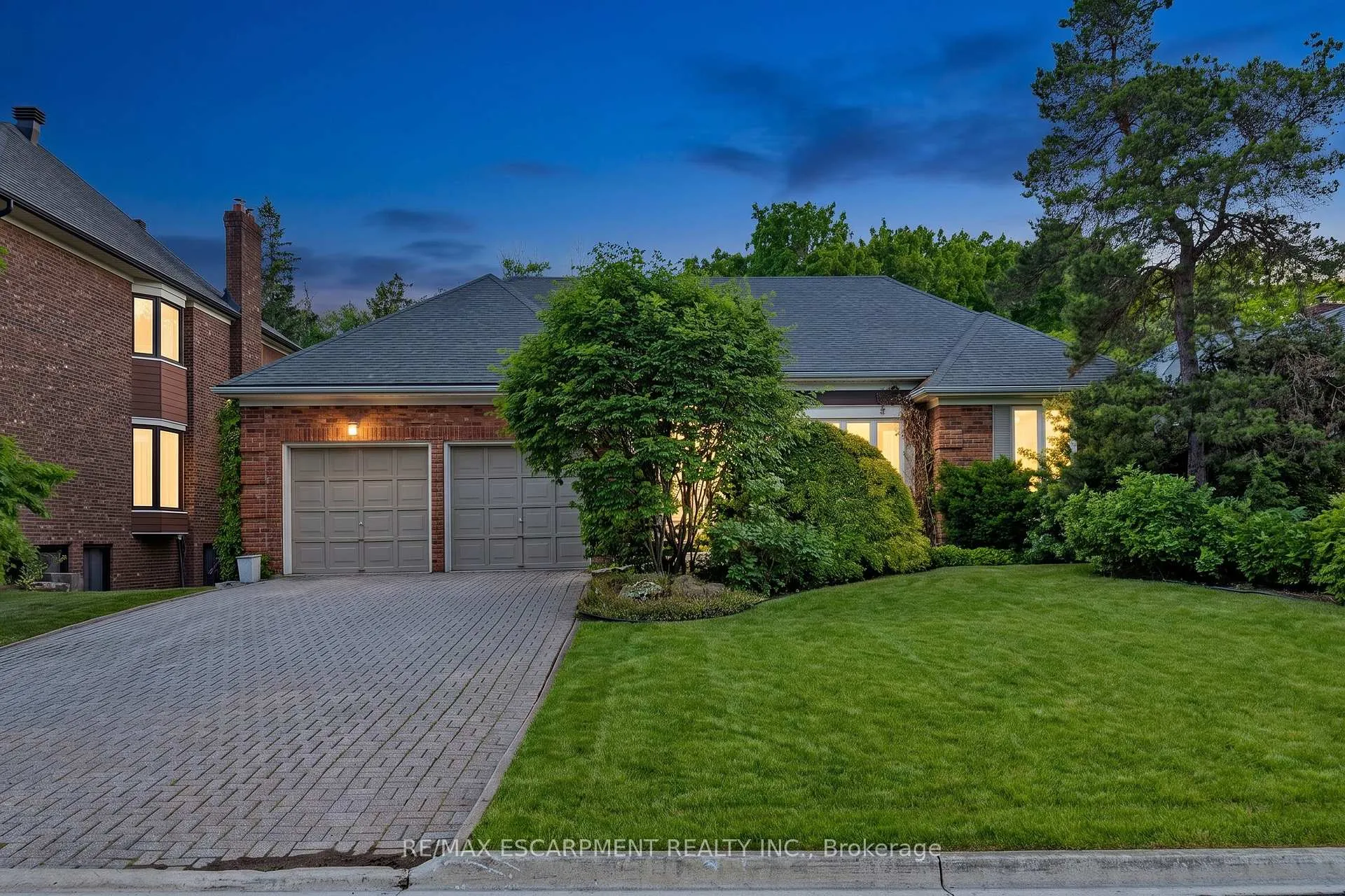 Photo 2 of 17 Flanders Drive, Hamilton, Waterdown — HOMEH