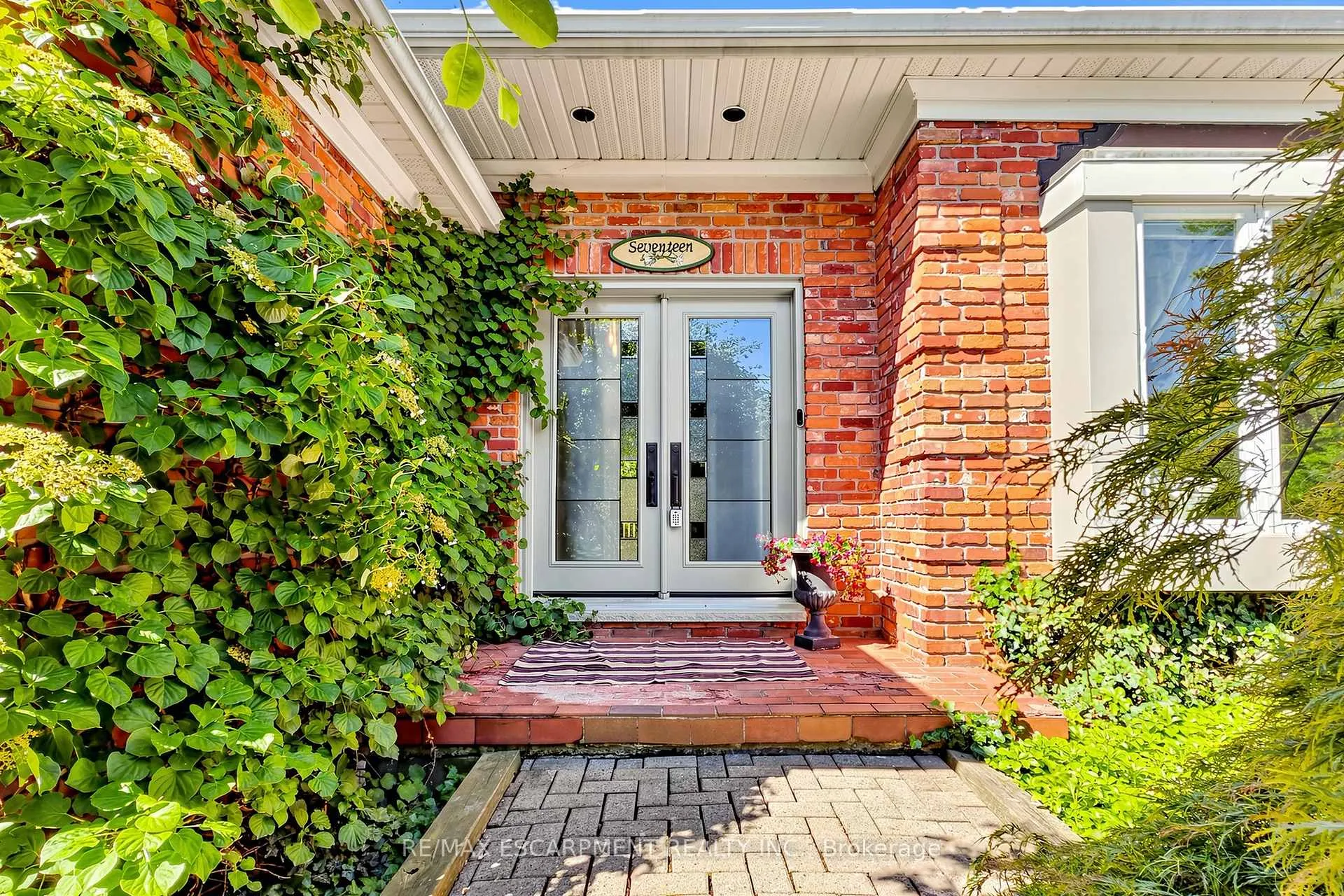 Photo 4 of 17 Flanders Drive, Hamilton, Waterdown — HOMEH