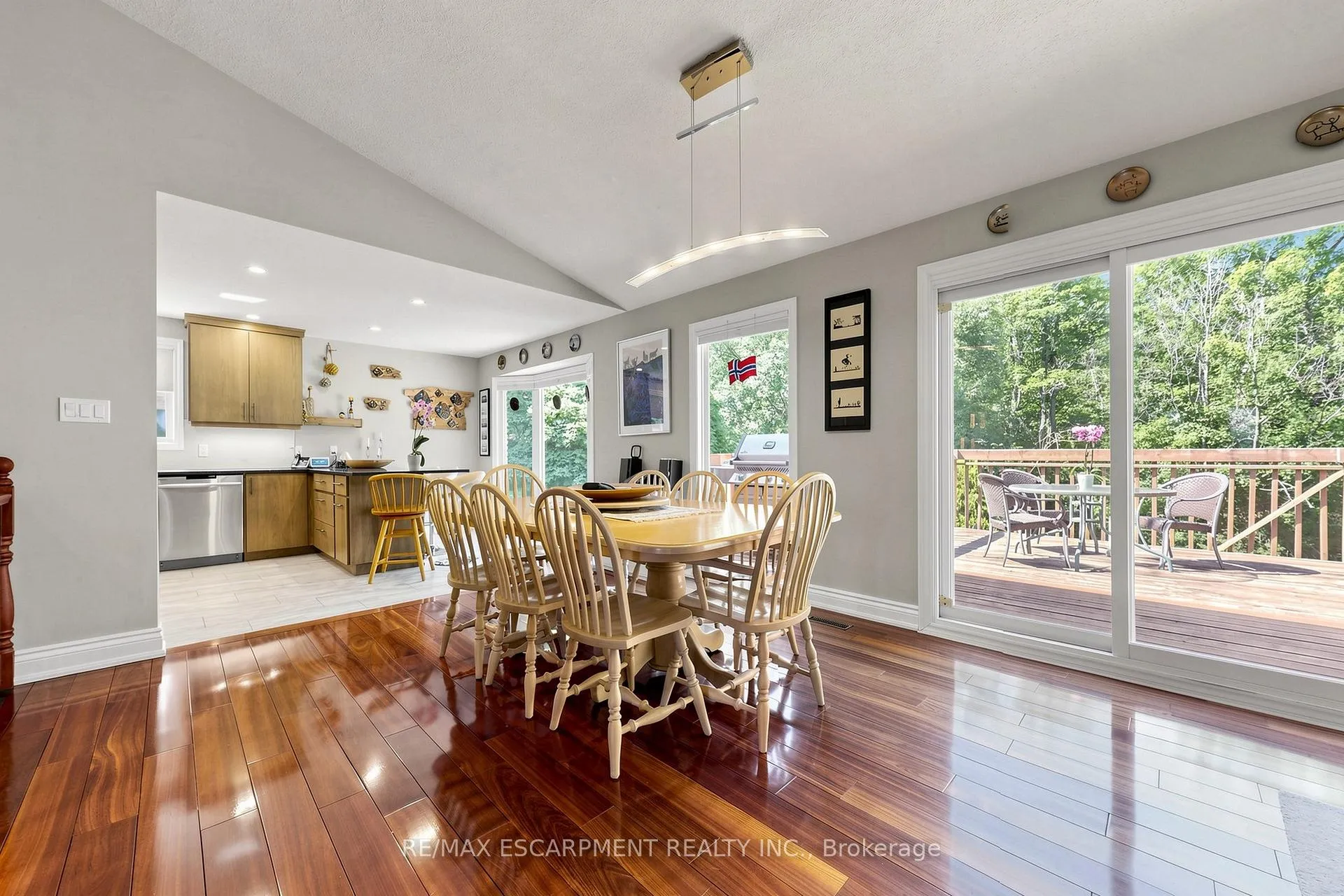 Photo 11 of 17 Flanders Drive, Hamilton, Waterdown — HOMEH