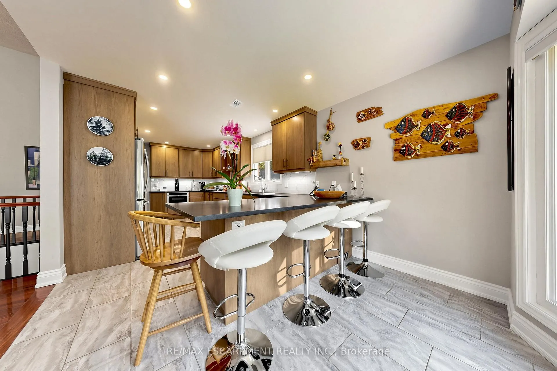 Photo 13 of 17 Flanders Drive, Hamilton, Waterdown — HOMEH