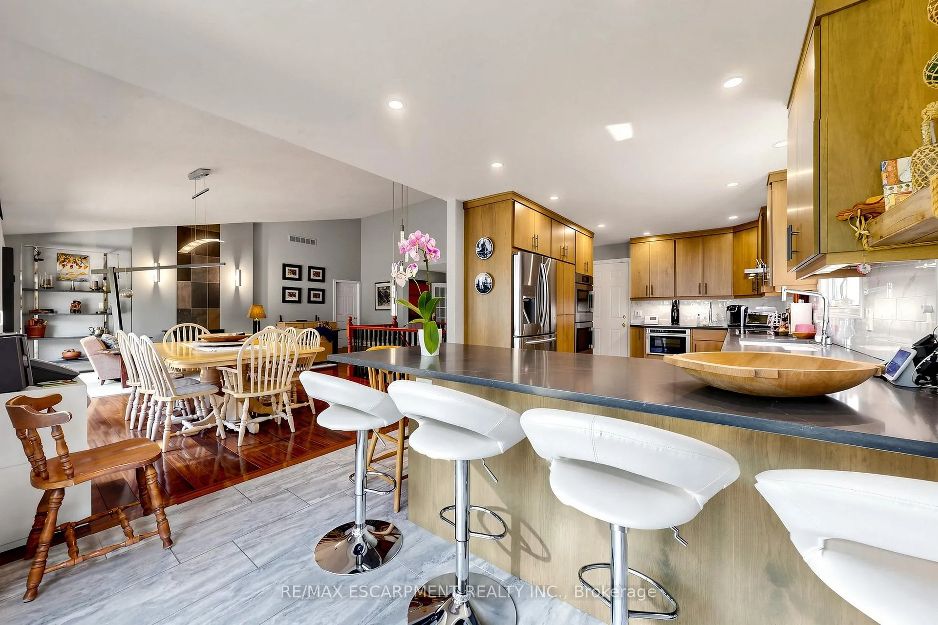 Photo 14 of 17 Flanders Drive, Hamilton, Waterdown — HOMEH