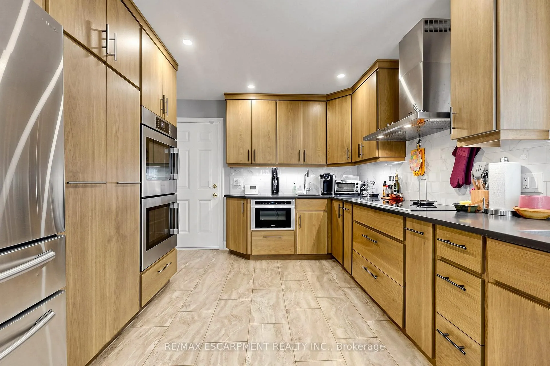 Photo 15 of 17 Flanders Drive, Hamilton, Waterdown — HOMEH