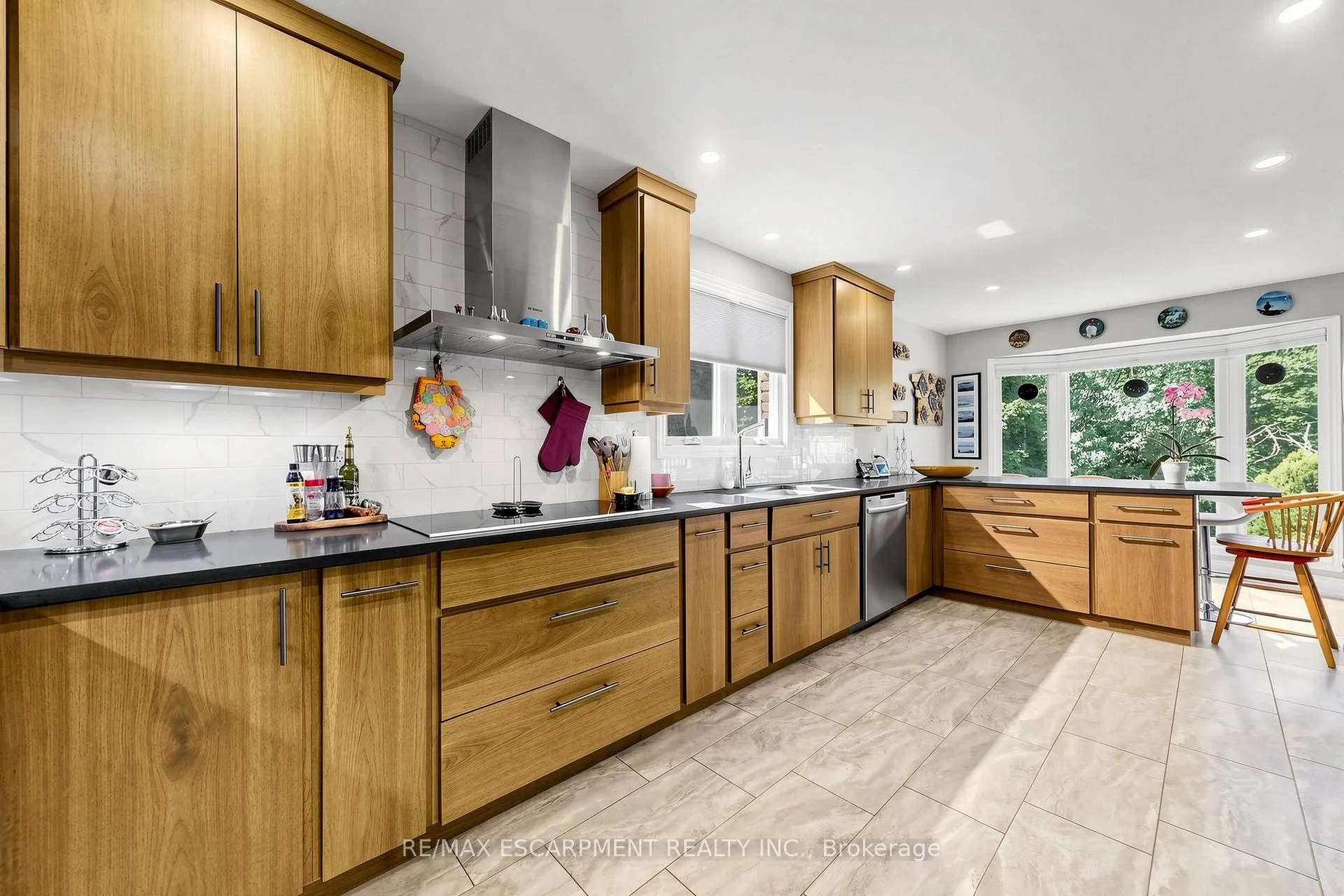Photo 16 of 17 Flanders Drive, Hamilton, Waterdown — HOMEH