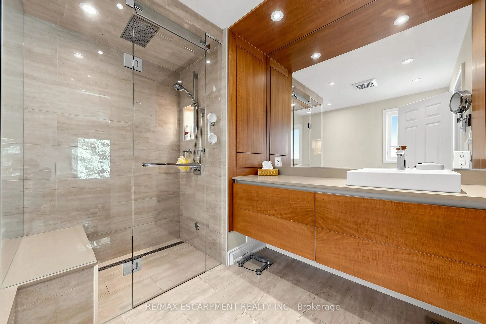 Photo 20 of 17 Flanders Drive, Hamilton, Waterdown — HOMEH