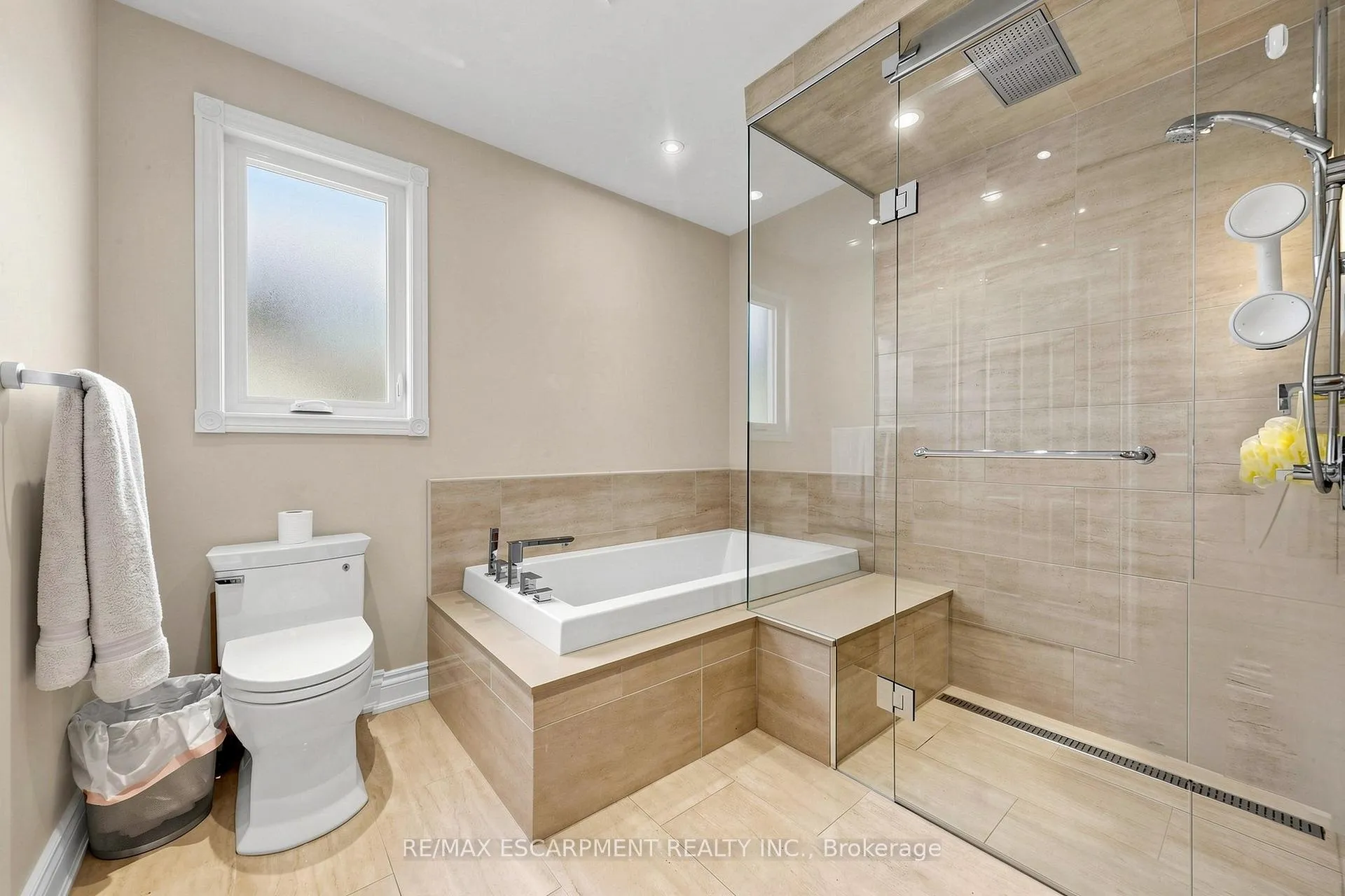 Photo 21 of 17 Flanders Drive, Hamilton, Waterdown — HOMEH