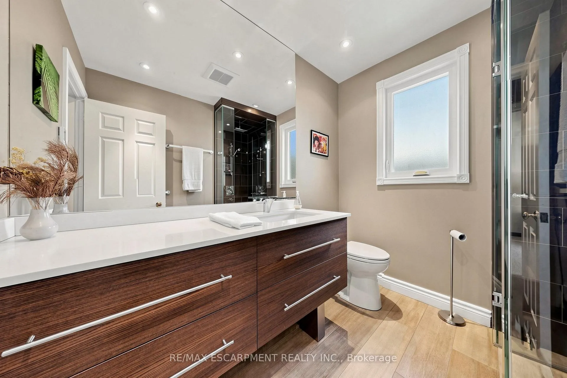 Photo 24 of 17 Flanders Drive, Hamilton, Waterdown — HOMEH