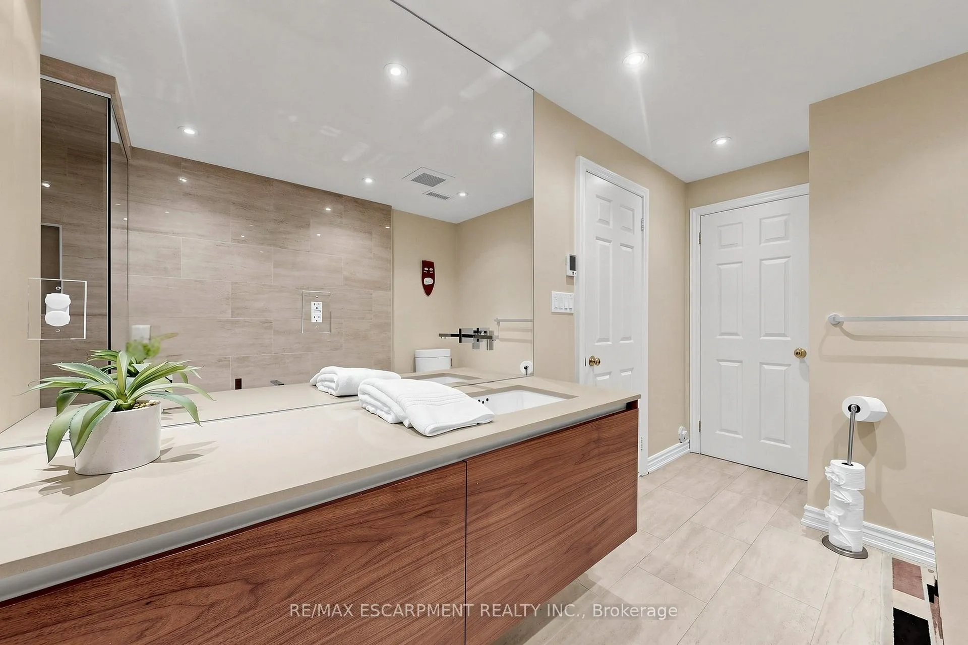 Photo 36 of 17 Flanders Drive, Hamilton, Waterdown — HOMEH