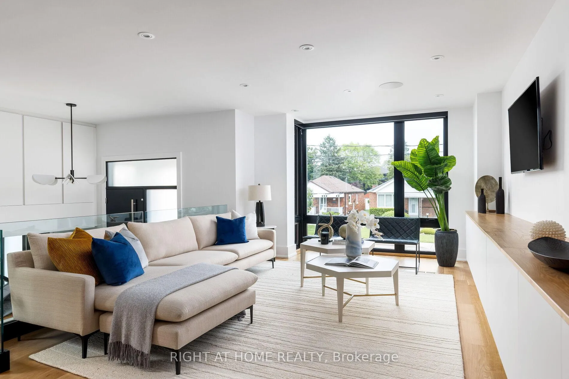 Photo 6 of 10 Milton Road, Toronto, East York — HOMEH