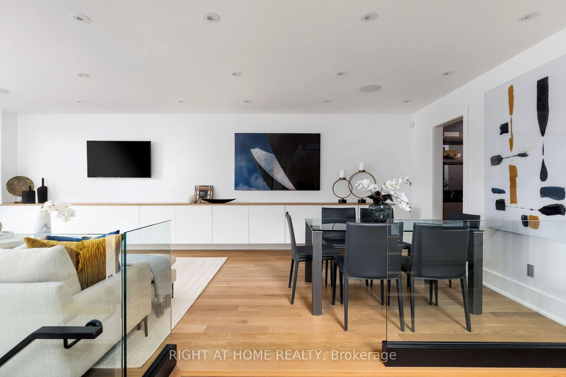 Photo 8 of 10 Milton Road, Toronto, East York — HOMEH