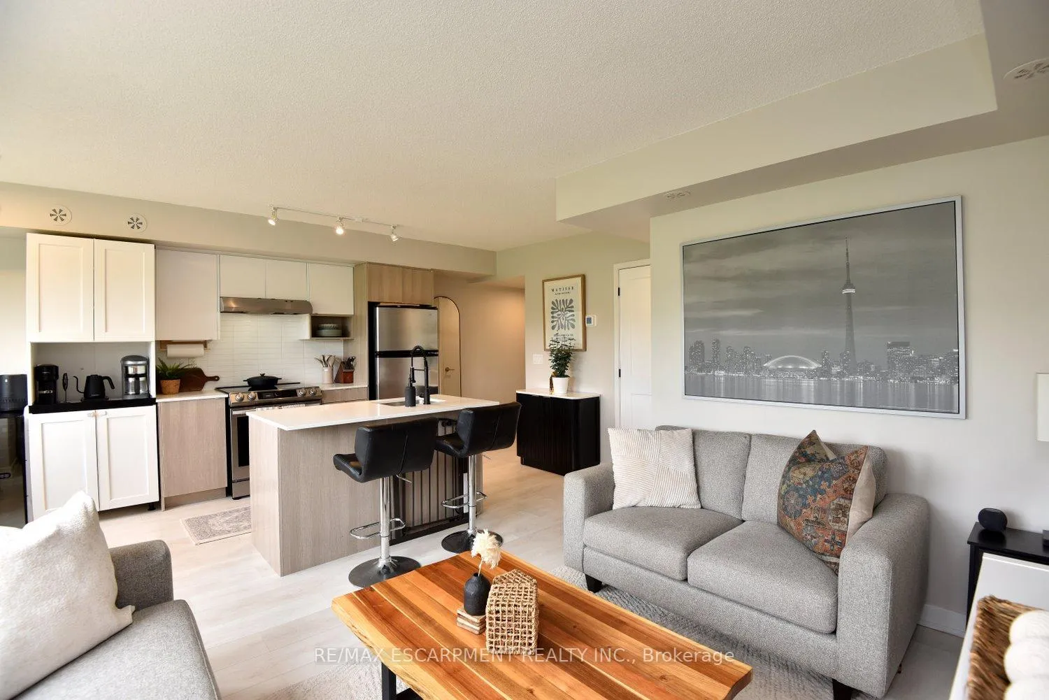 Photo 5 of Unit 112, 1135 Cooke Boulevard, Burlington, LaSalle — HOMEH
