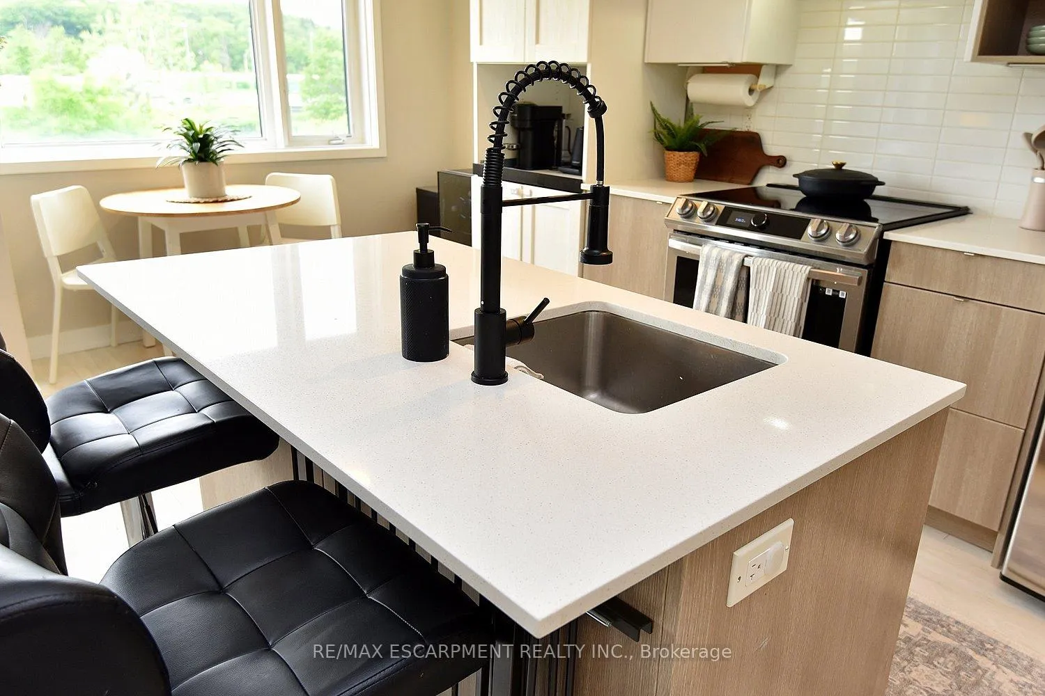 Photo 9 of Unit 112, 1135 Cooke Boulevard, Burlington, LaSalle — HOMEH