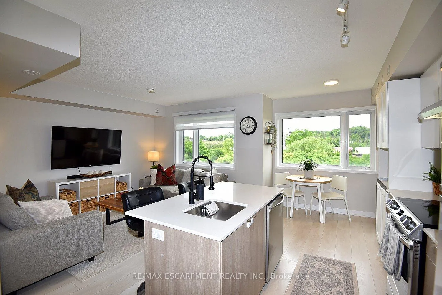 Photo 11 of Unit 112, 1135 Cooke Boulevard, Burlington, LaSalle — HOMEH