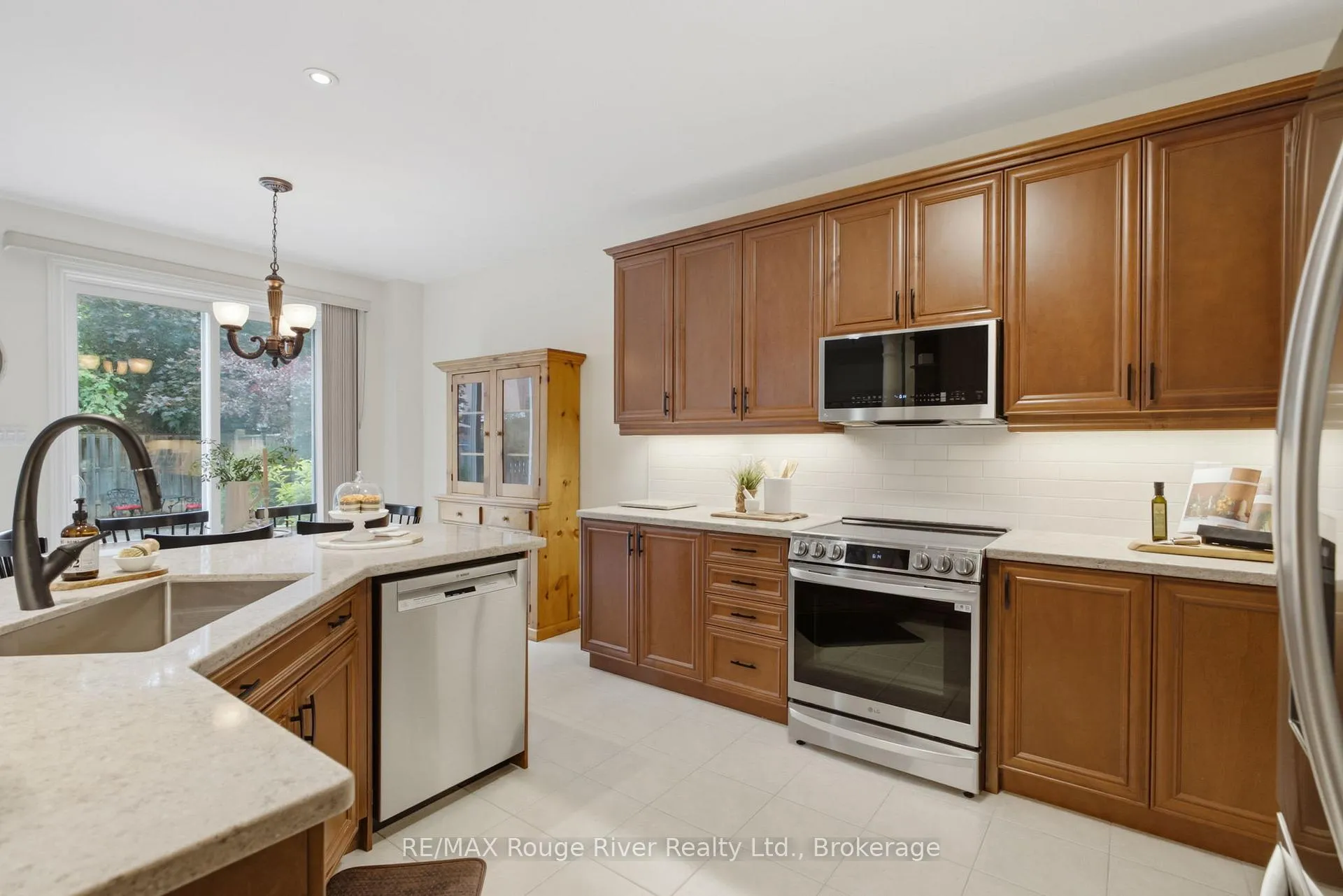 Photo 8 of 12 Covington Drive, Whitby, Brooklin — HOMEH