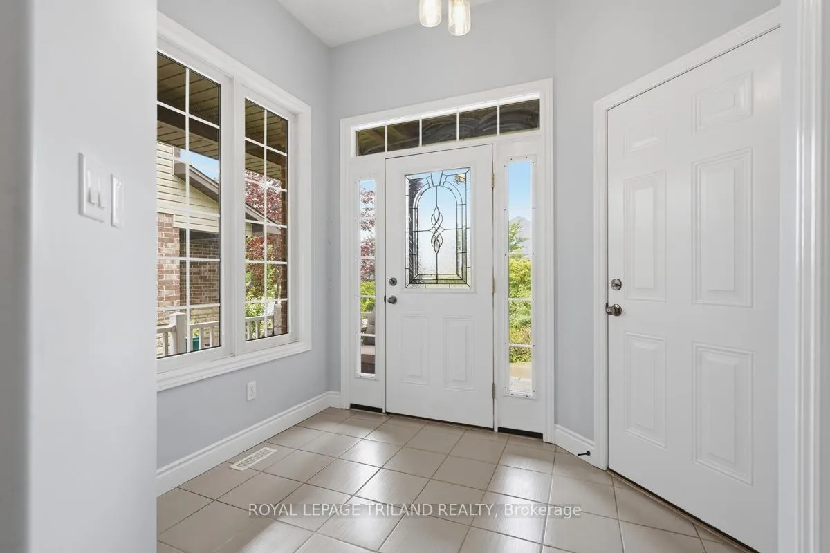 Photo 5 of 989 Roulston Crescent, London, North M — HOMEH