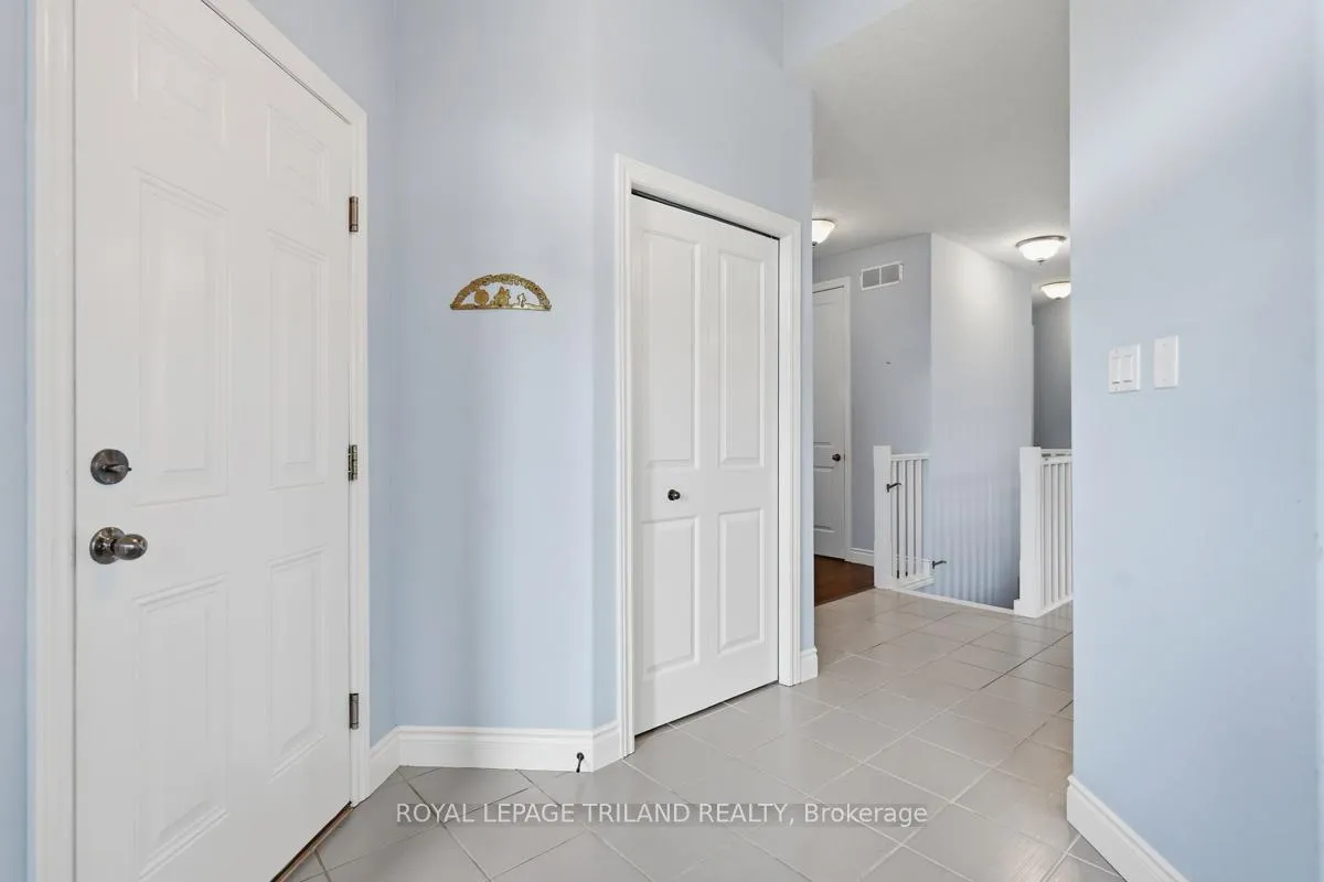 Photo 6 of 989 Roulston Crescent, London, North M — HOMEH