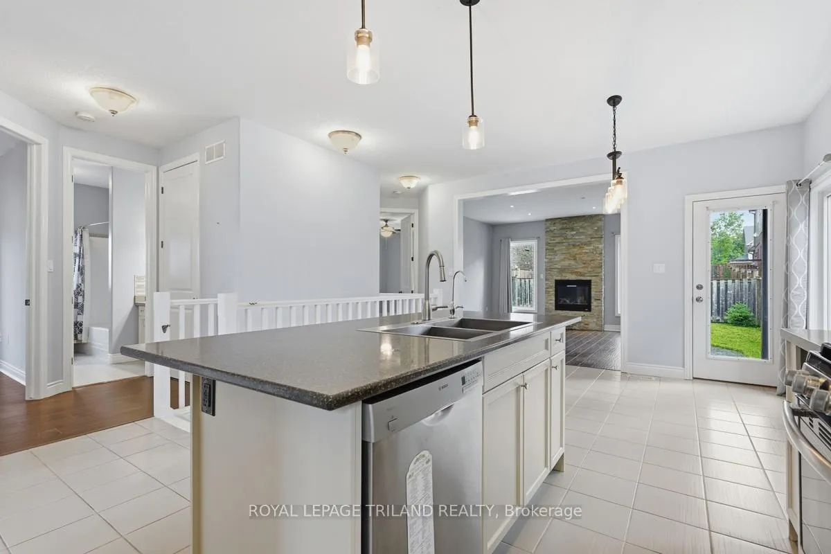 Photo 8 of 989 Roulston Crescent, London, North M — HOMEH