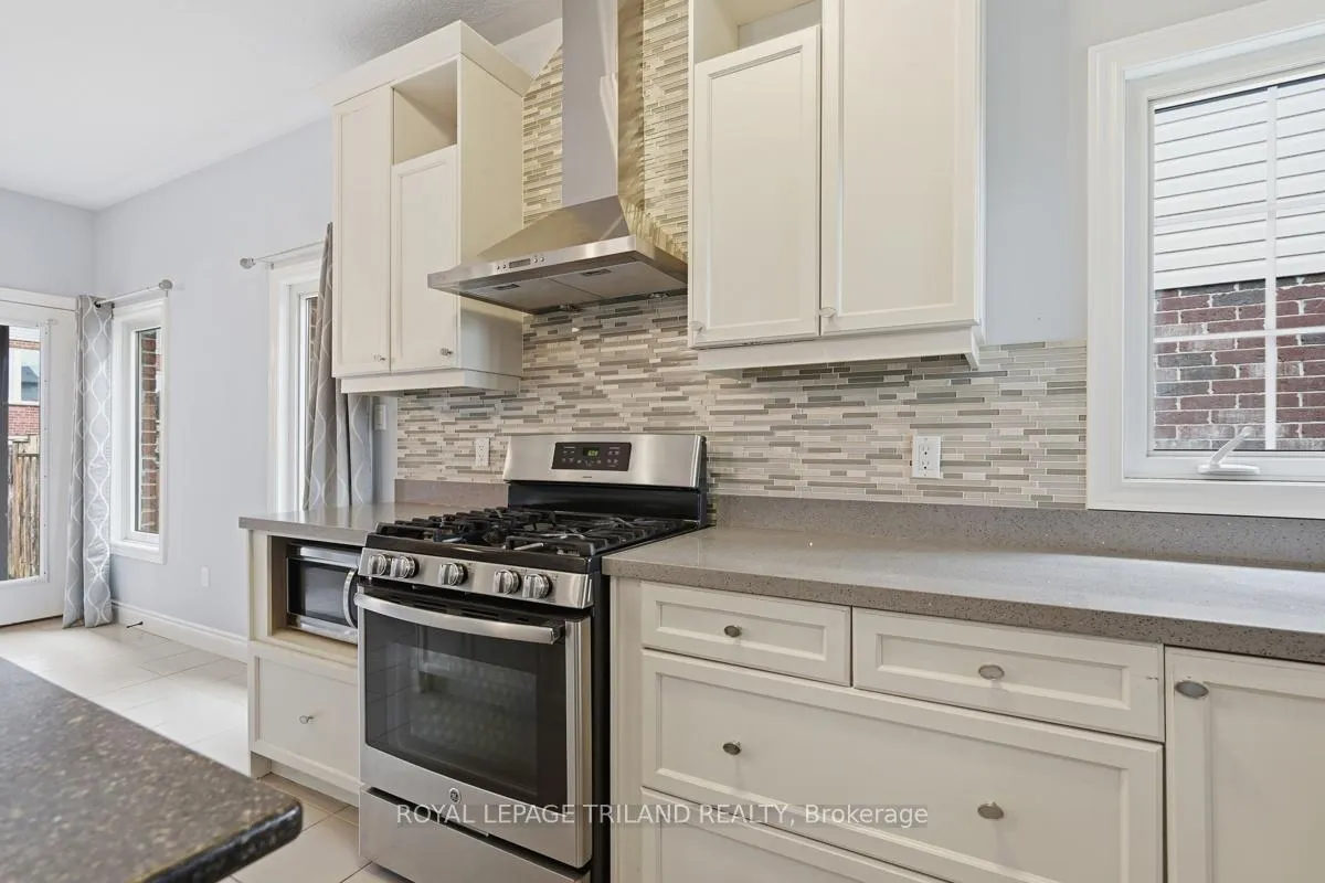 Photo 12 of 989 Roulston Crescent, London, North M — HOMEH