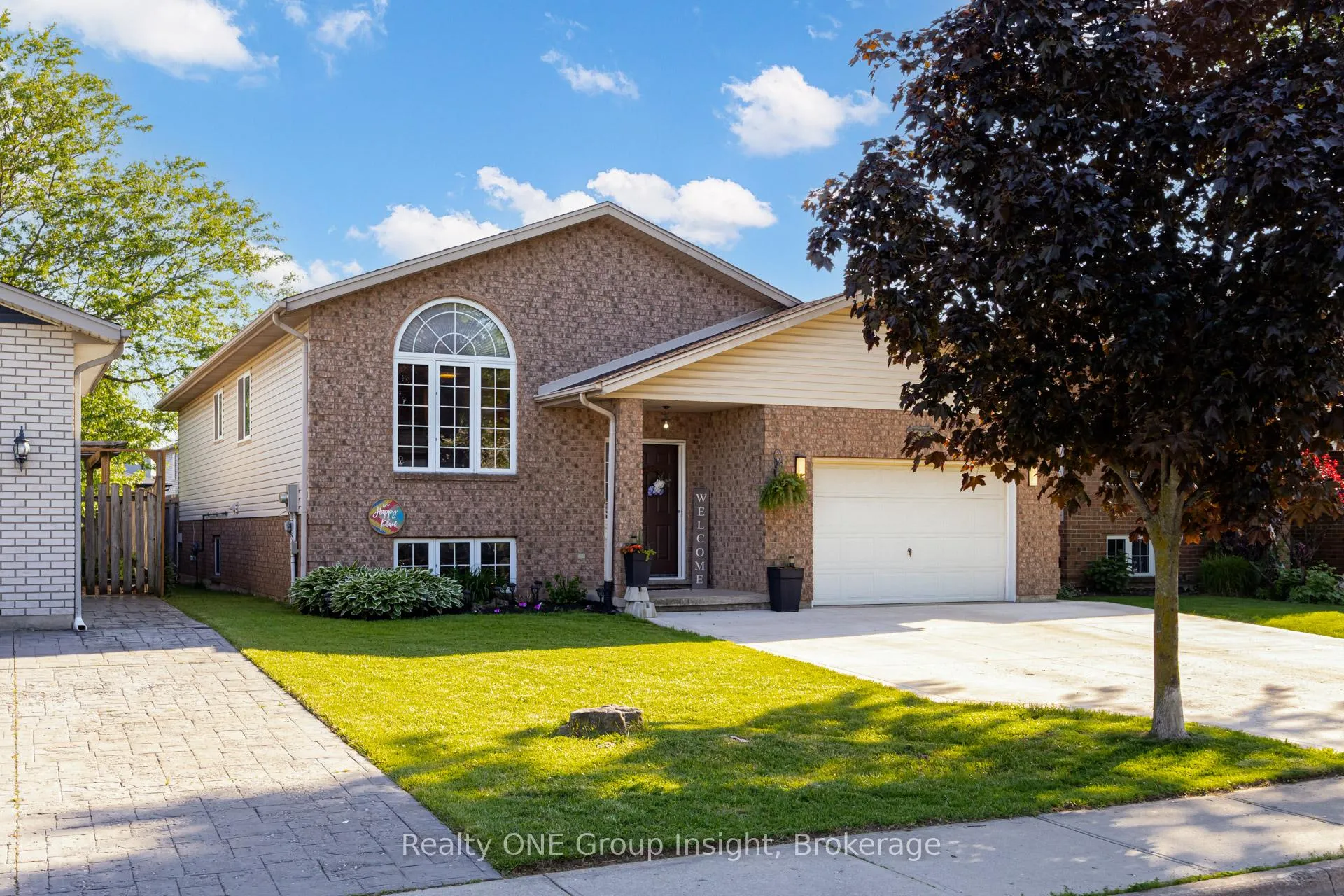 Photo 2 of 7880 Ascot Circle, Niagara Falls, Ascot — HOMEH