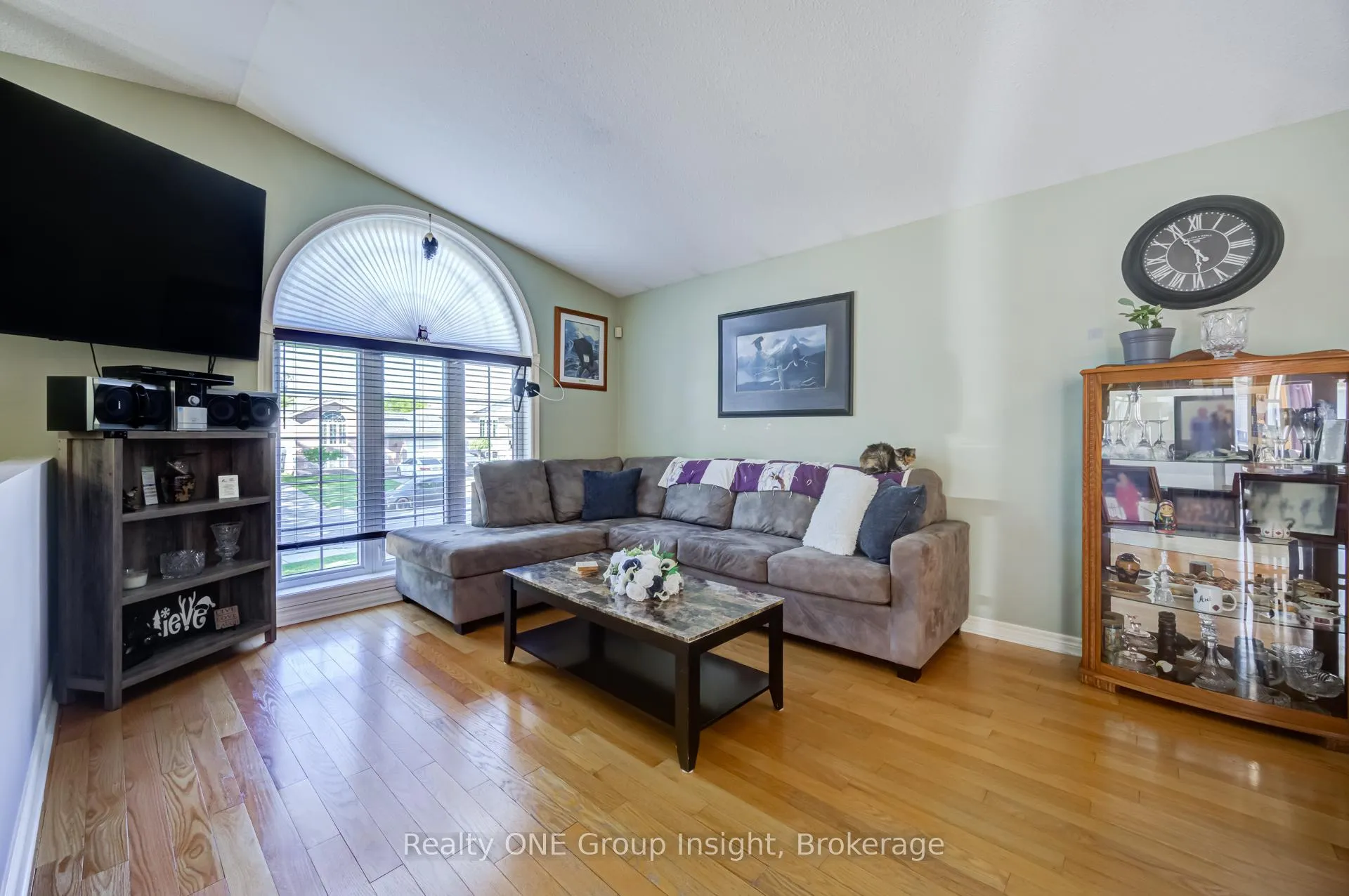 Photo 3 of 7880 Ascot Circle, Niagara Falls, Ascot — HOMEH
