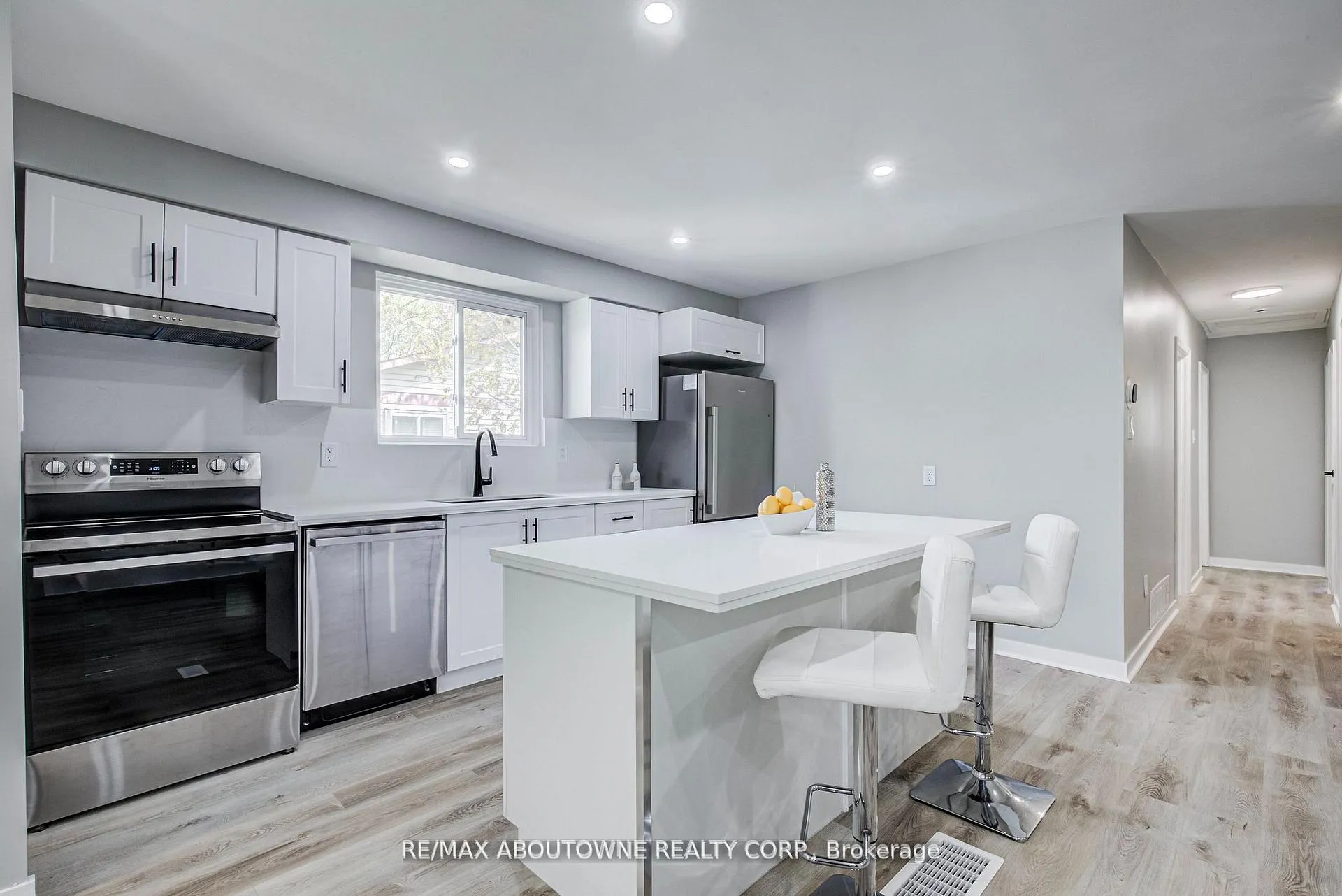 Photo 2 of 2367 Middlesmoor Crescent, Burlington, Brant Hills — HOMEH