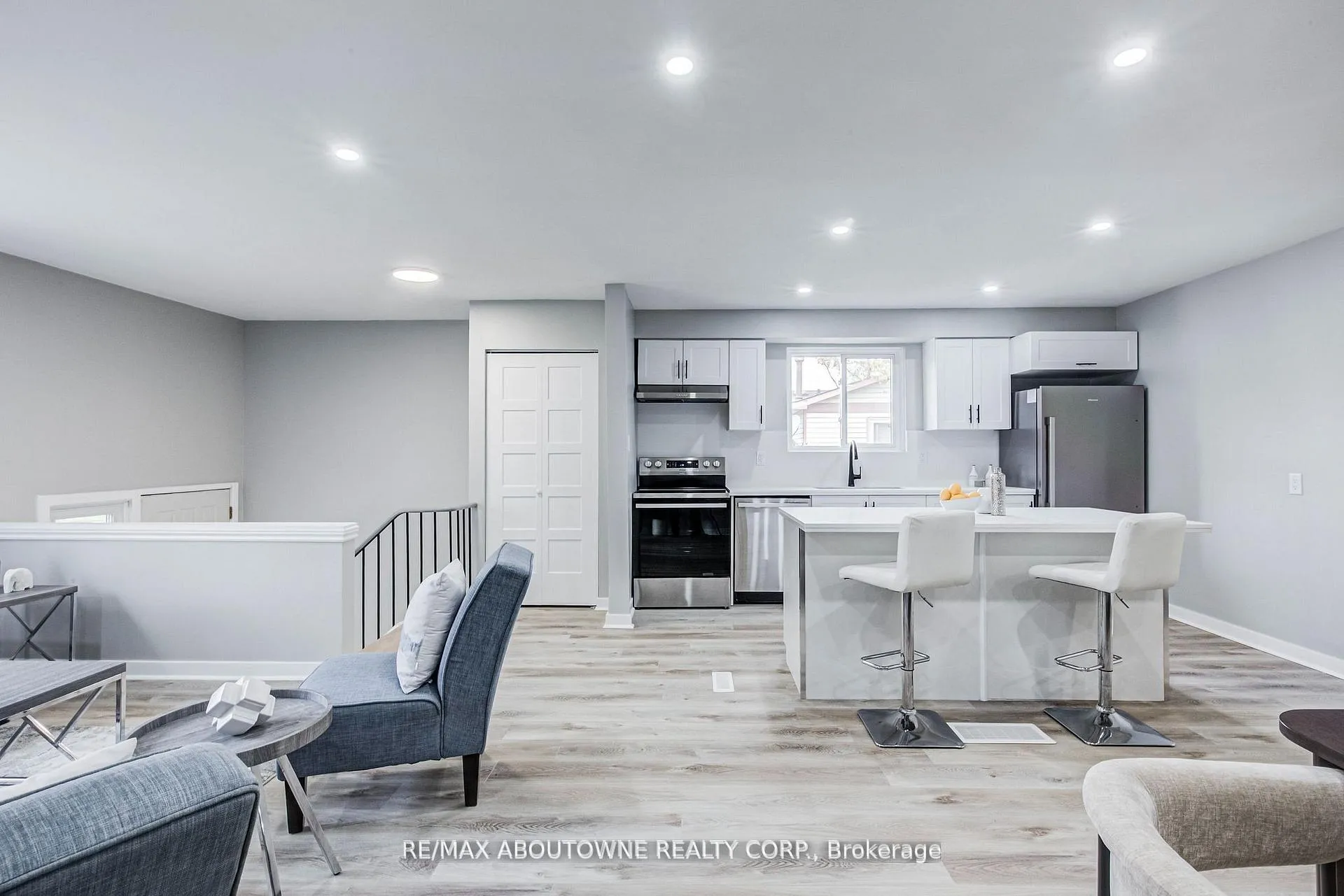 Photo 3 of 2367 Middlesmoor Crescent, Burlington, Brant Hills — HOMEH