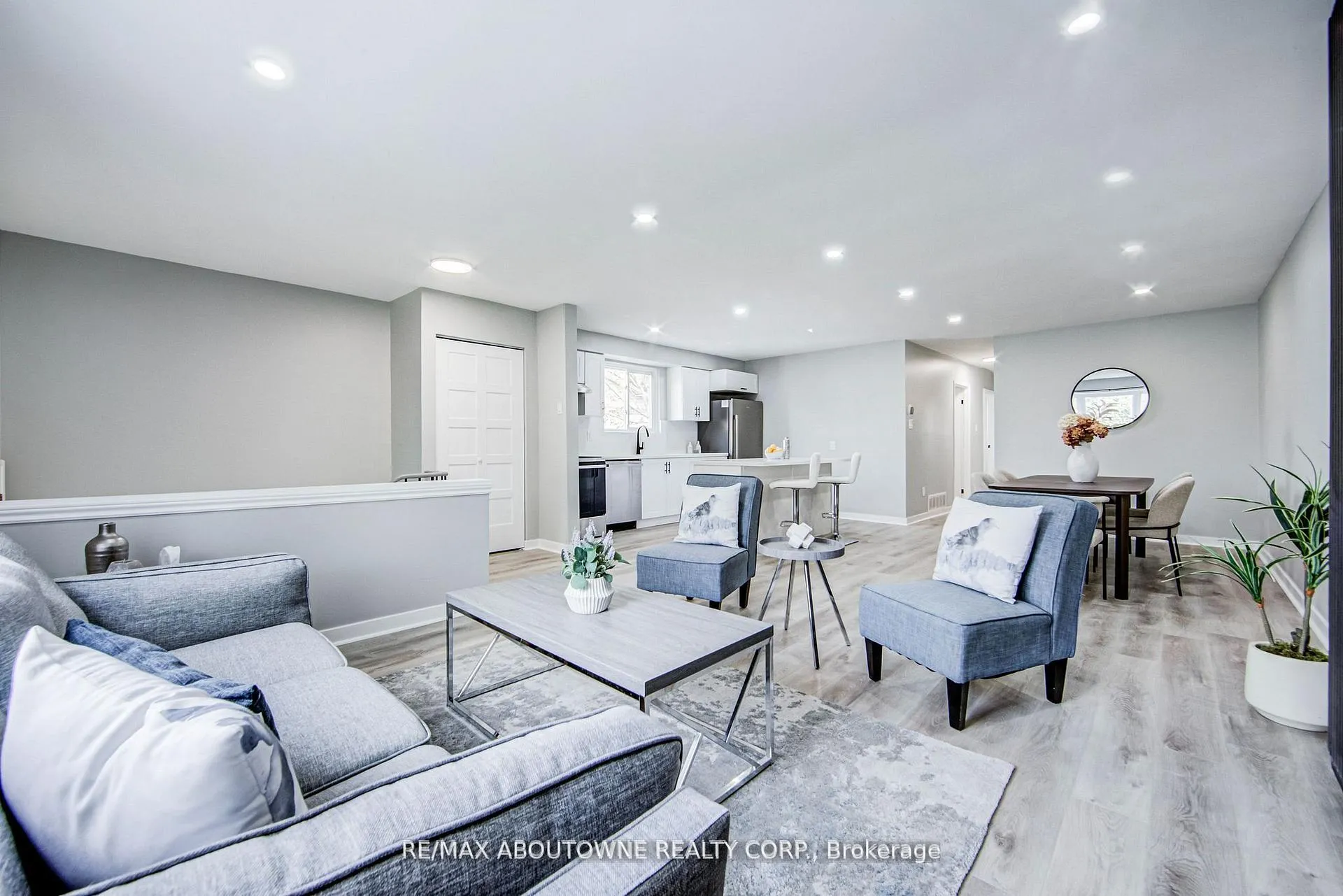 Photo 4 of 2367 Middlesmoor Crescent, Burlington, Brant Hills — HOMEH
