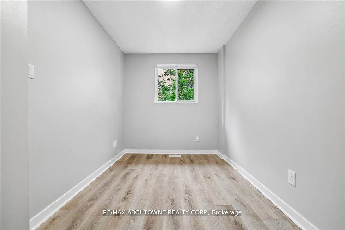 Photo 11 of 2367 Middlesmoor Crescent, Burlington, Brant Hills — HOMEH