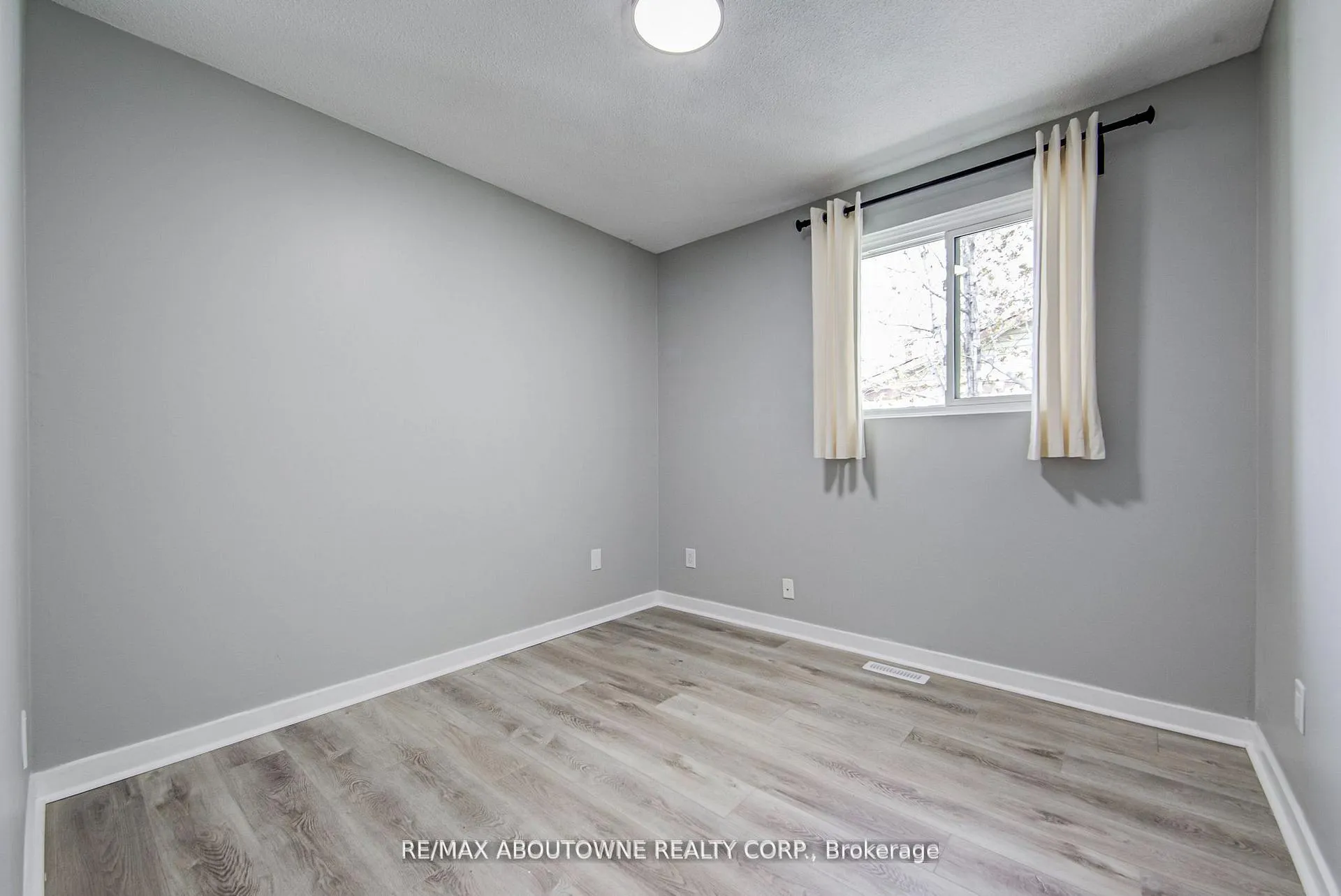 Photo 12 of 2367 Middlesmoor Crescent, Burlington, Brant Hills — HOMEH