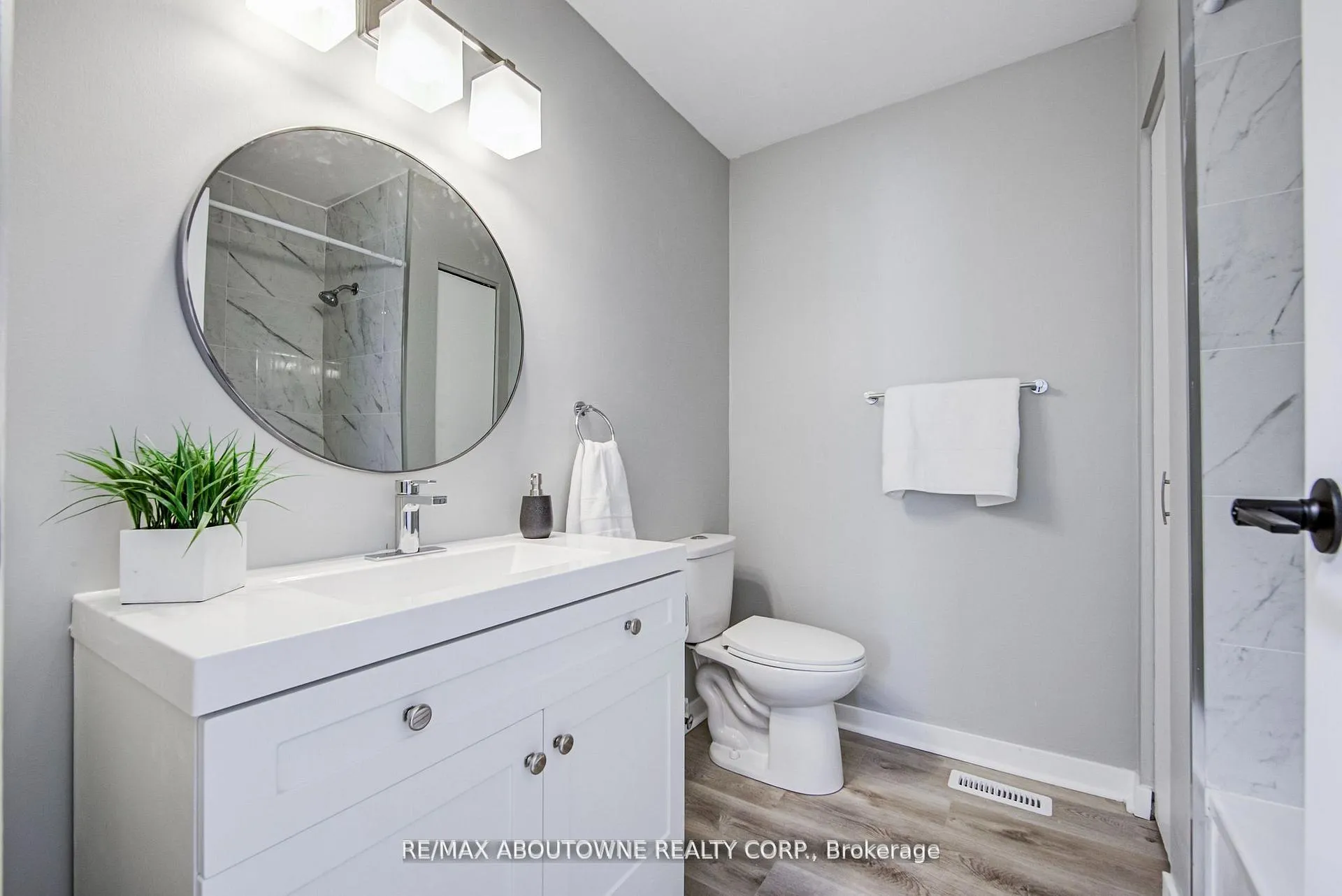 Photo 14 of 2367 Middlesmoor Crescent, Burlington, Brant Hills — HOMEH