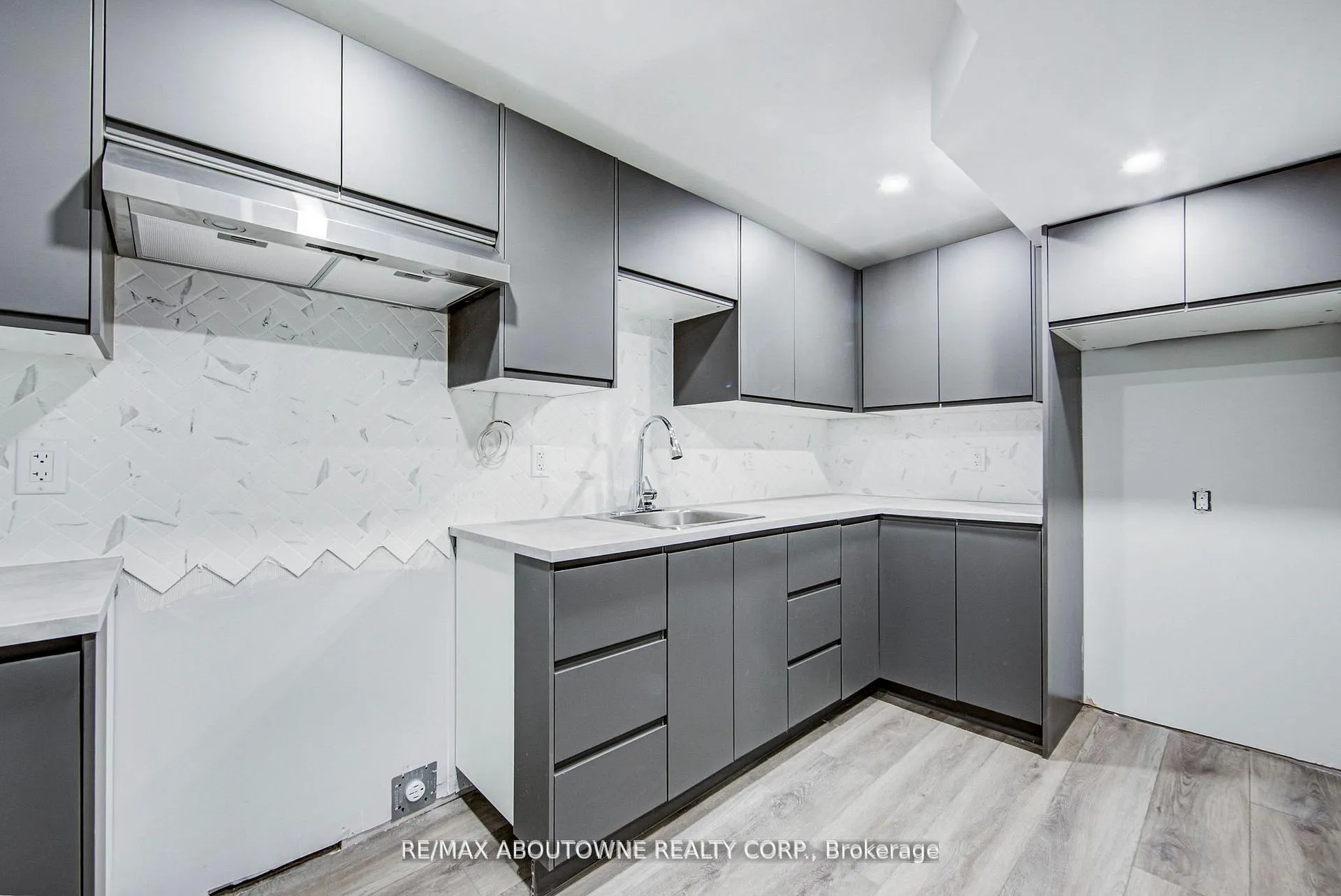 Photo 20 of 2367 Middlesmoor Crescent, Burlington, Brant Hills — HOMEH