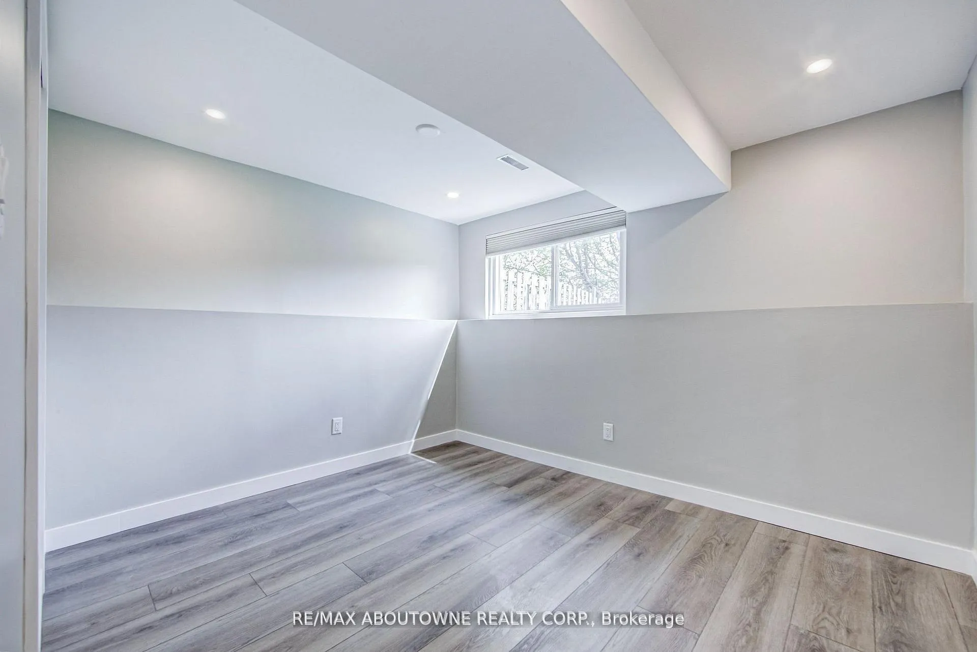 Photo 22 of 2367 Middlesmoor Crescent, Burlington, Brant Hills — HOMEH