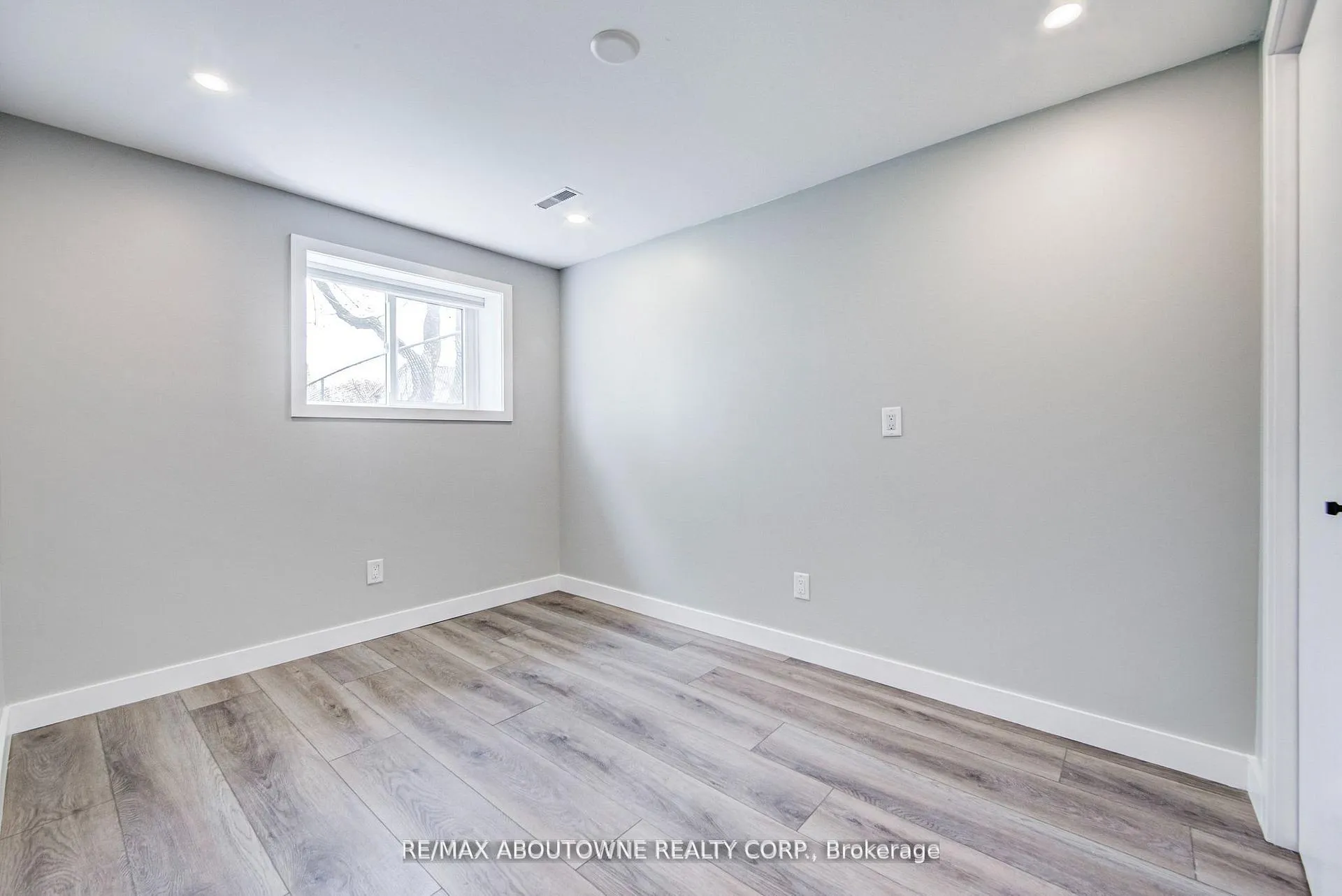 Photo 24 of 2367 Middlesmoor Crescent, Burlington, Brant Hills — HOMEH