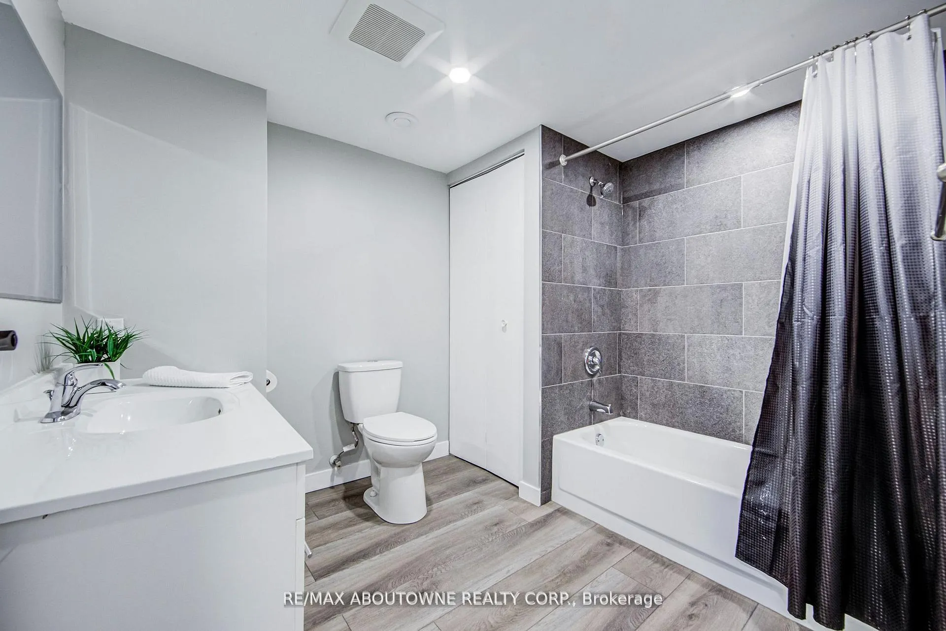 Photo 27 of 2367 Middlesmoor Crescent, Burlington, Brant Hills — HOMEH