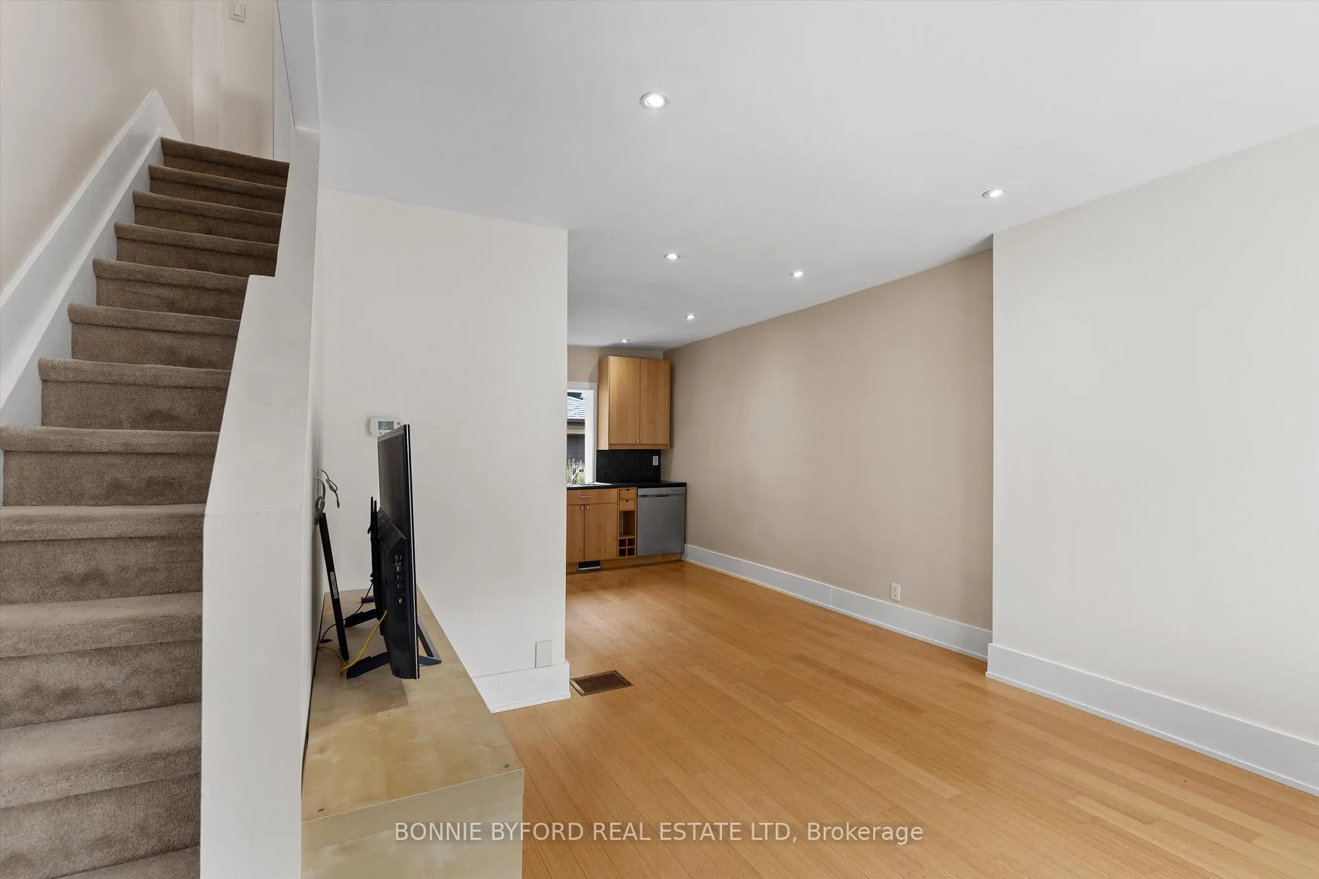 Photo 12 of 31 Petman Avenue, Toronto, Mount Pleasant East — HOMEH