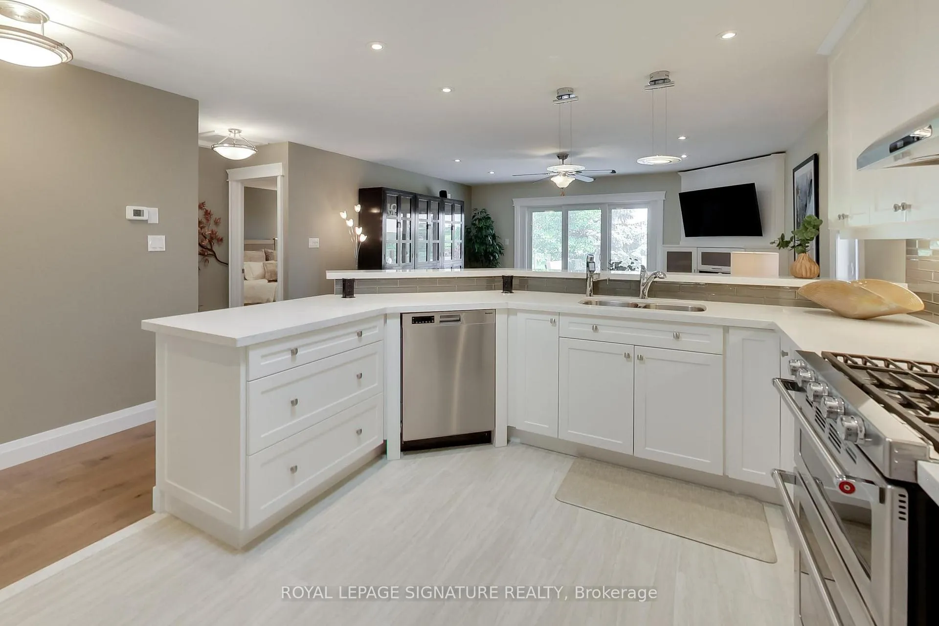 Photo 4 of 14 Stanley Street, Barrie, East Bayfield — HOMEH