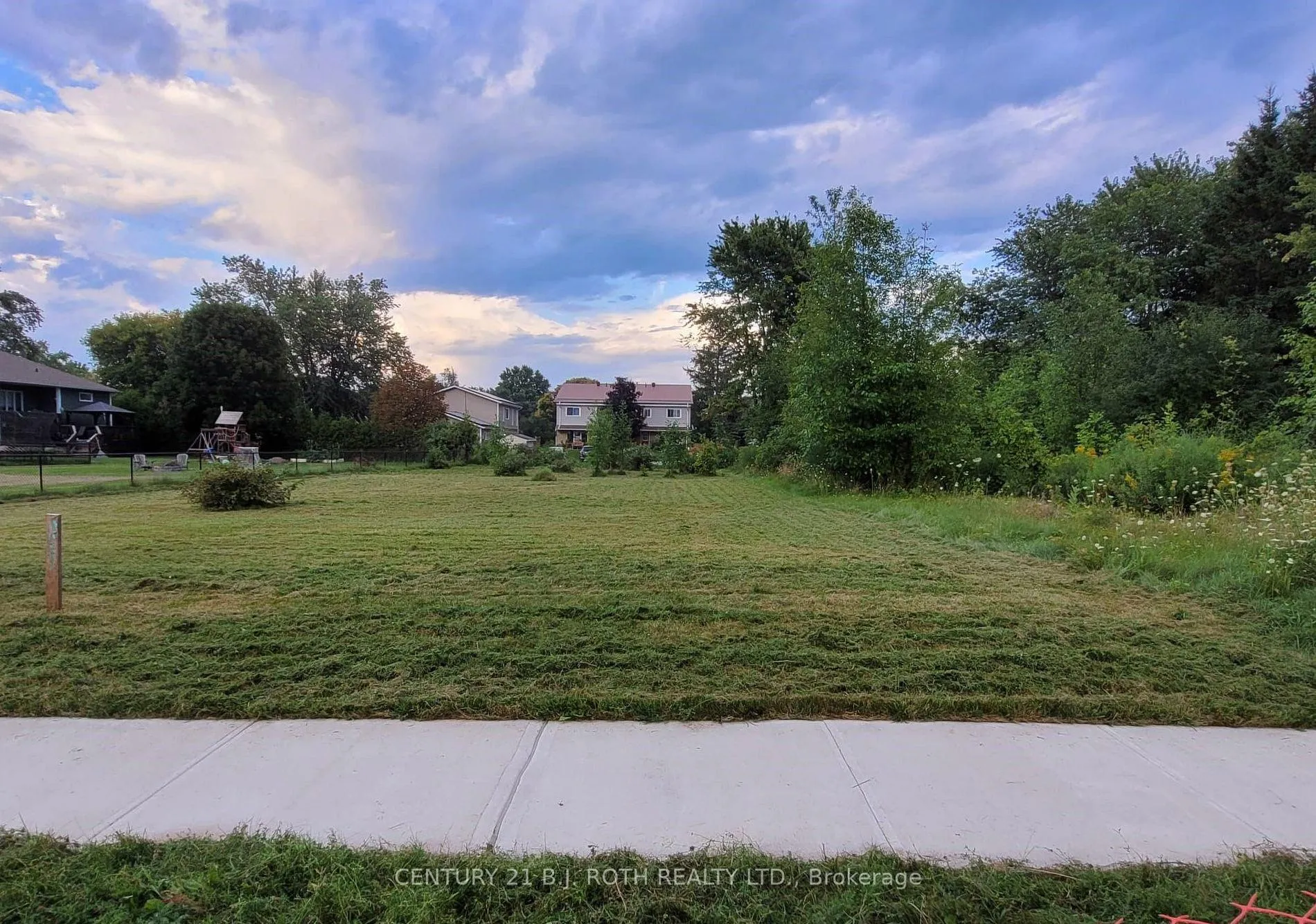 Photo 4 of 210 Sutherland Street S, Clearview, Stayner — HOMEH
