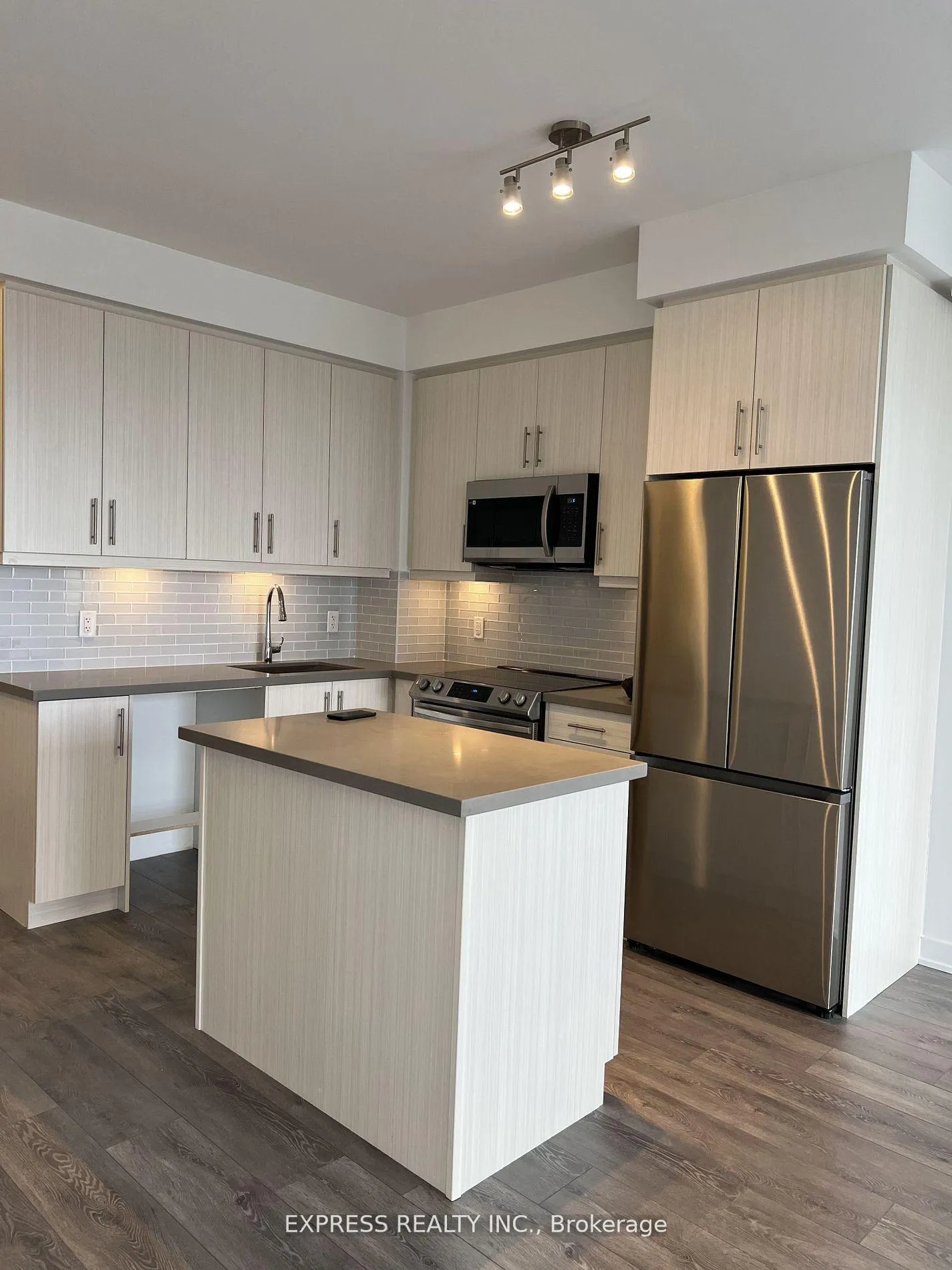 Photo 1 of Unit Lph06, 105 Oneida Crescent, Richmond Hill, Langstaff — HOMEH