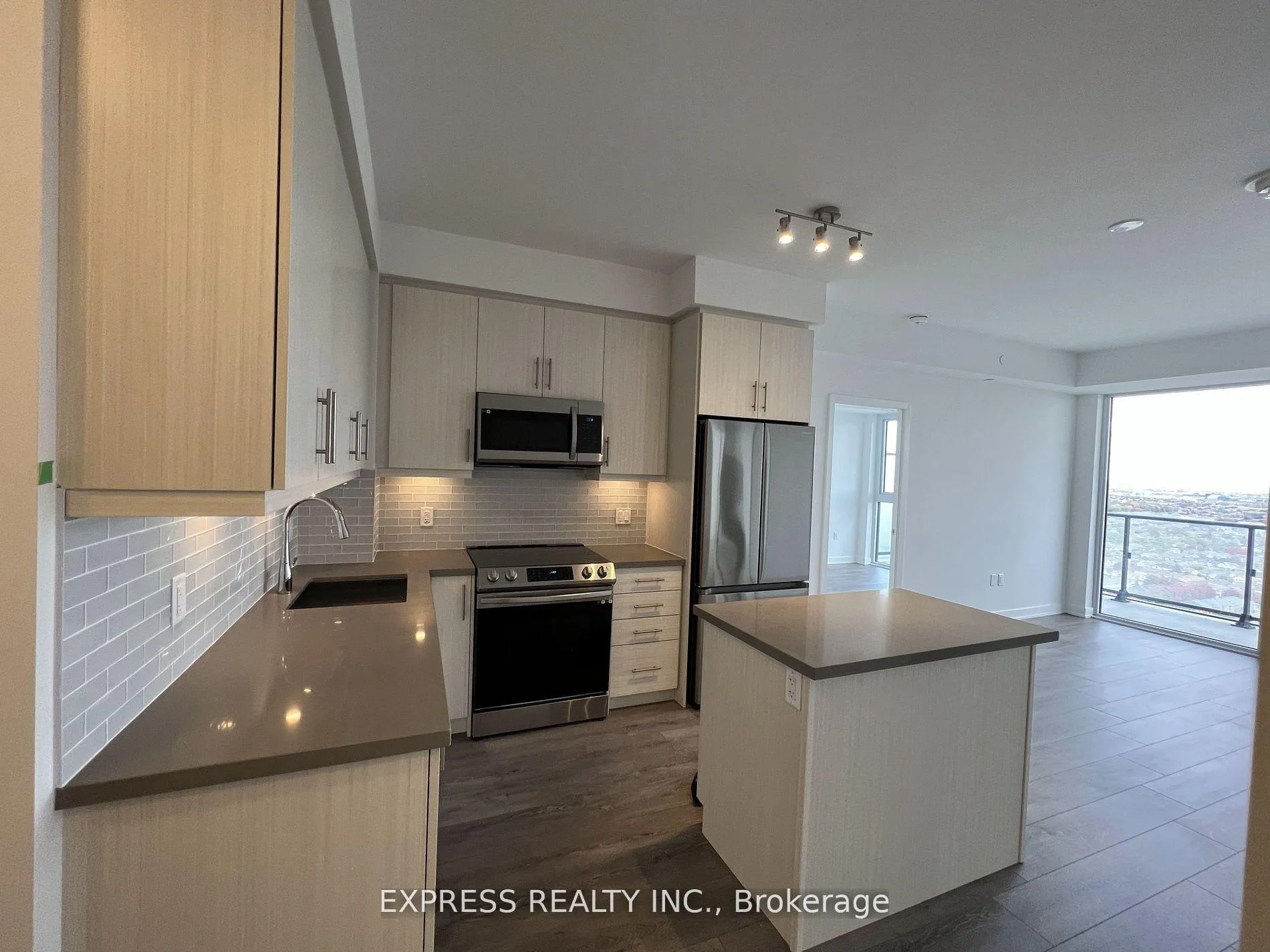 Photo 2 of Unit Lph06, 105 Oneida Crescent, Richmond Hill, Langstaff — HOMEH