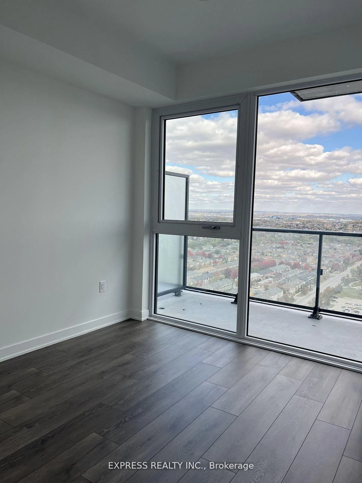 Photo 5 of Unit Lph06, 105 Oneida Crescent, Richmond Hill, Langstaff — HOMEH