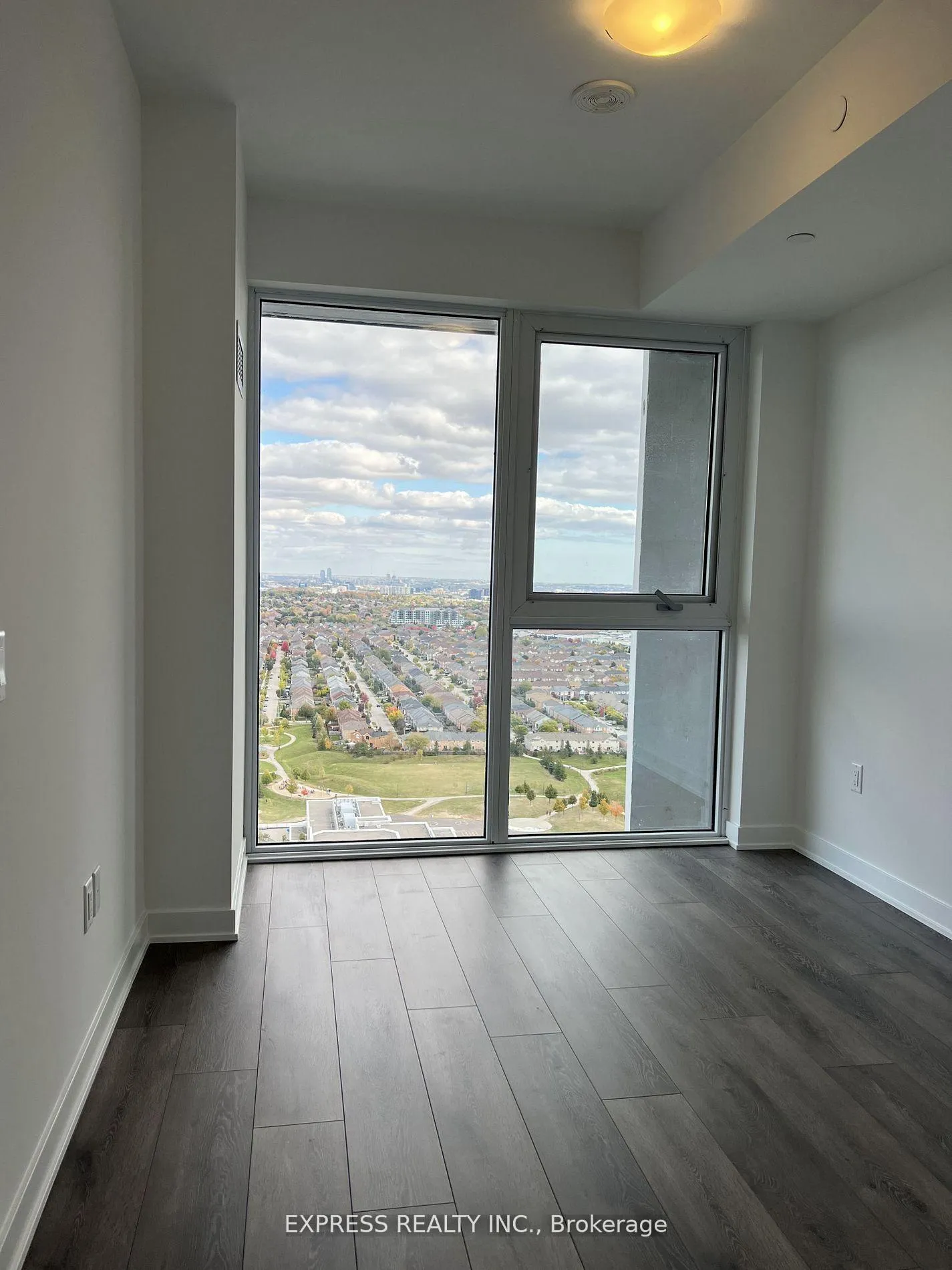 Photo 6 of Unit Lph06, 105 Oneida Crescent, Richmond Hill, Langstaff — HOMEH