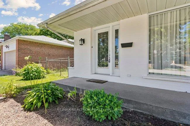 Photo 3 of 27 Elfindale Crescent, North York, Henry Farm — HOMEH