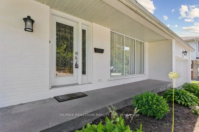 Photo 4 of 27 Elfindale Crescent, North York, Henry Farm — HOMEH