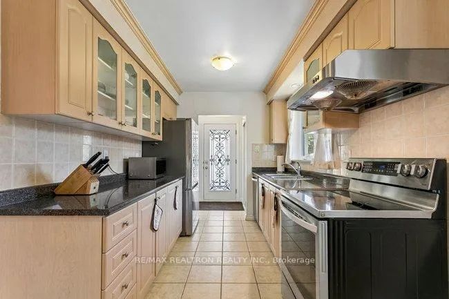 Photo 20 of 27 Elfindale Crescent, North York, Henry Farm — HOMEH