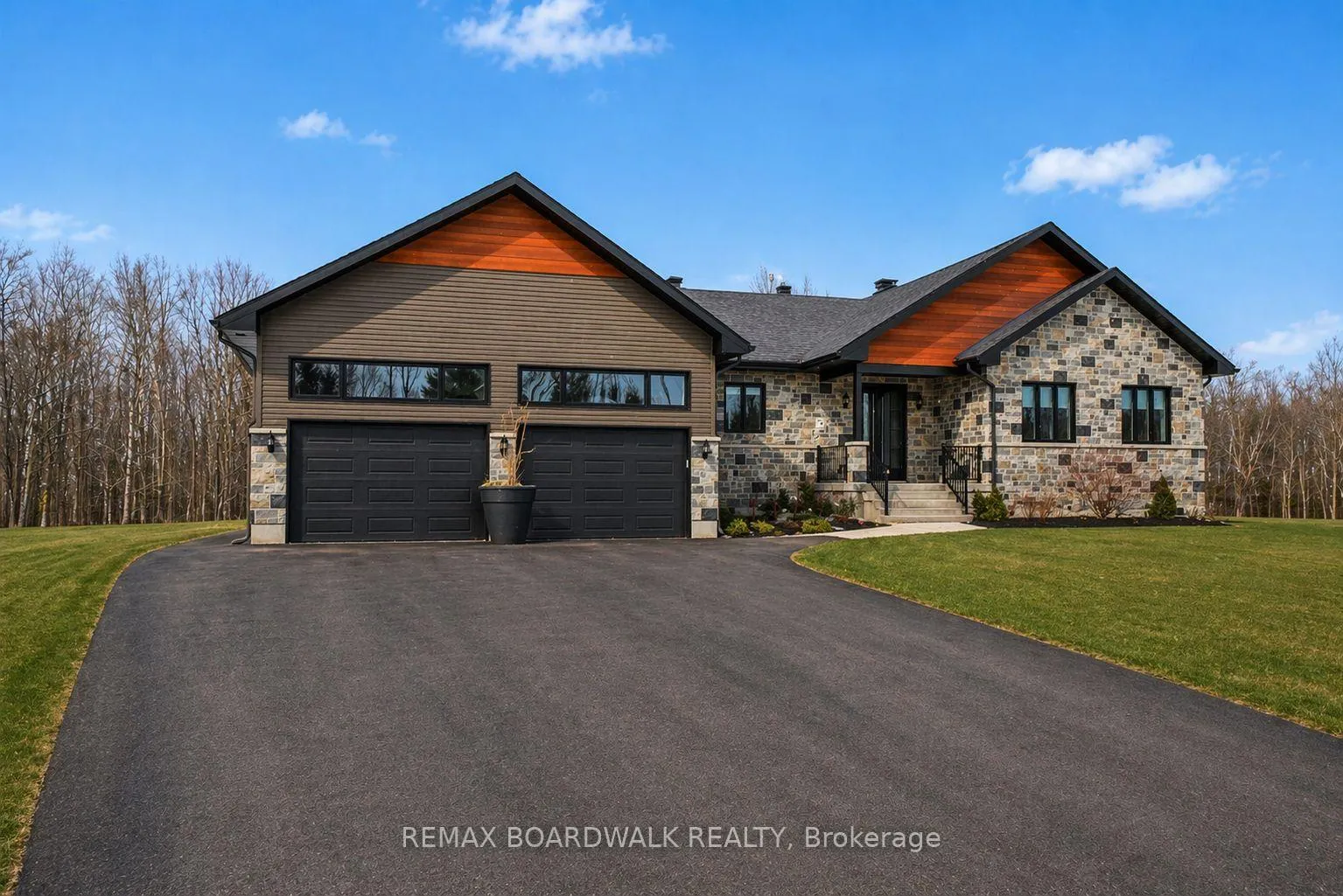 Photo 2 of 139 St Thomas Street, Russell, Russell Twp — HOMEH