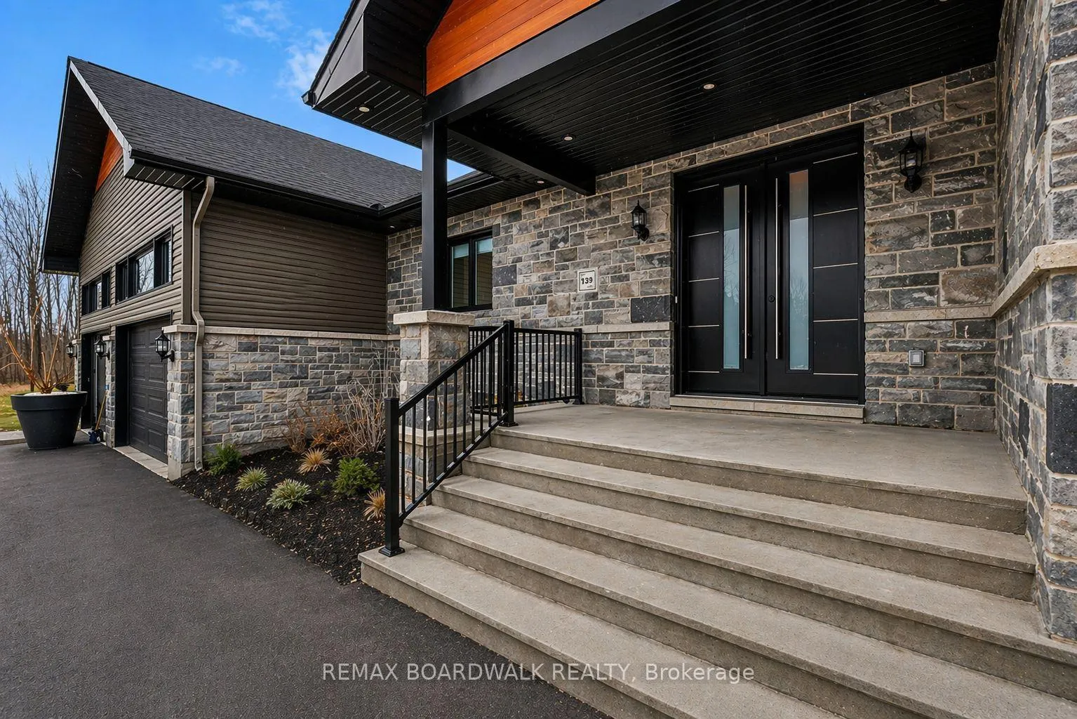 Photo 3 of 139 St Thomas Street, Russell, Russell Twp — HOMEH